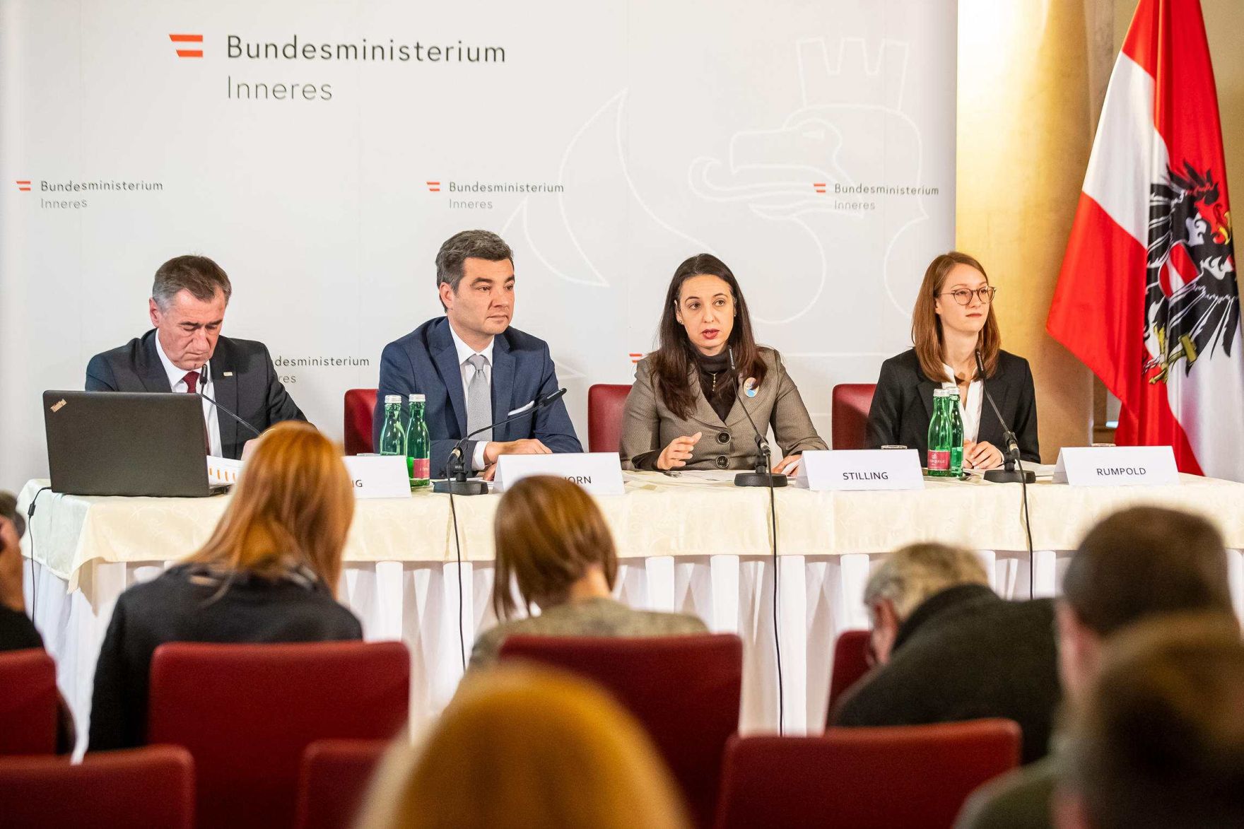 Bei der Pressekonferenz am 26. November 2019 wurden von Bundesministerin Ines Stilling, Bundesminister Wolfgang Peschorn, Franz Lang, Stellvertretender Generaldirektor f&uuml;r die &ouml;ffentliche Sicherheit und Hanna Rumpold, Institut f&uuml;r Strafrecht und Kriminologie der Universit&auml;t Wien die Erkenntnisse der Screening-Gruppe Frauenmorde pr&auml;sentiert und Initiativen zur St&auml;rkung des Opferschutzes und zur Gewaltpr&auml;vention vorgestellt.