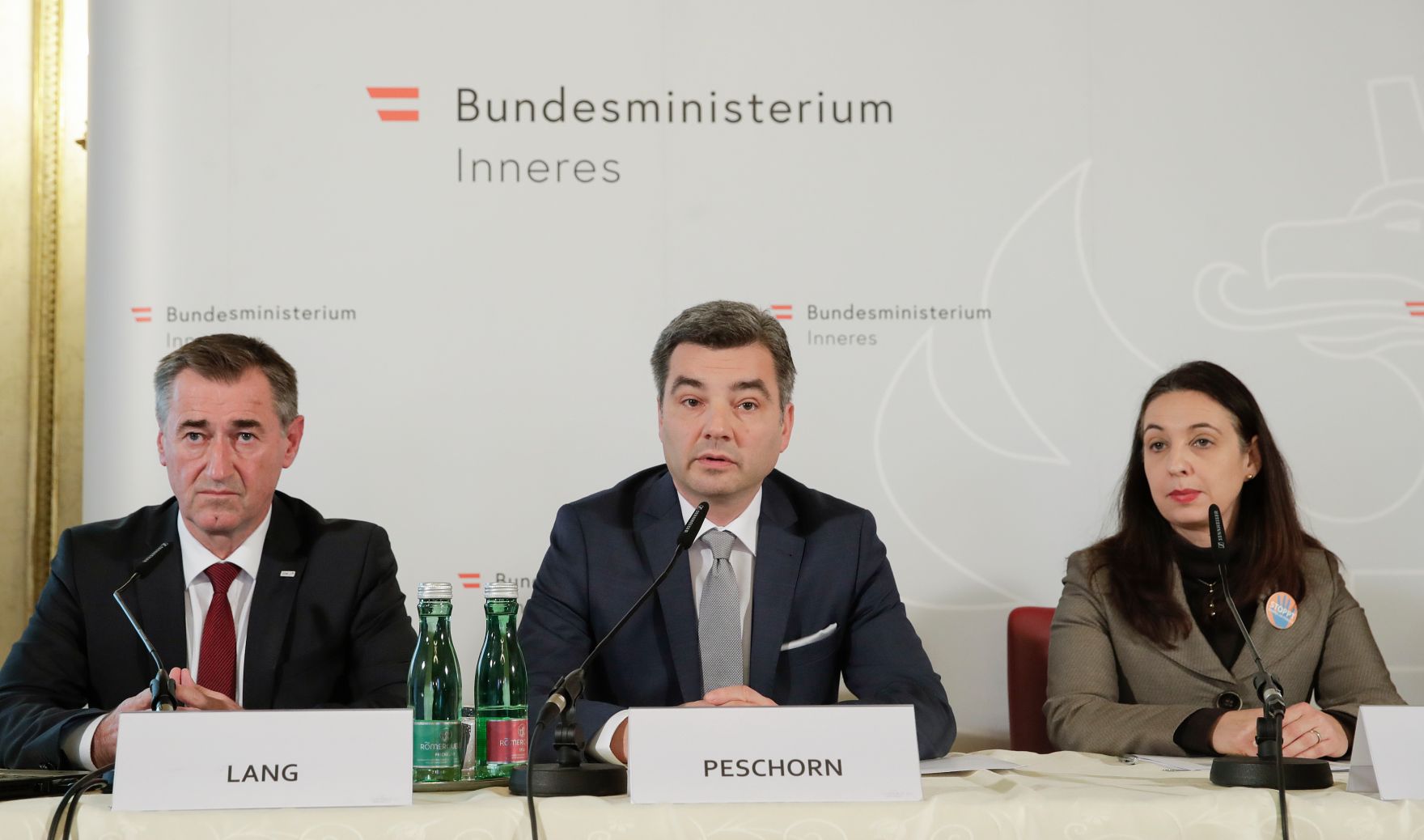 Bei der Pressekonferenz am 26. November 2019 wurden von Bundesministerin Ines Stilling (r.), Bundesminister Wolfgang Peschorn, Franz Lang, Stellvertretender Generaldirektor f&uuml;r die &ouml;ffentliche Sicherheit und Hanna Rumpold, Institut f&uuml;r Strafrecht und Kriminologie der Universit&auml;t Wien die Erkenntnisse der Screening-Gruppe Frauenmorde pr&auml;sentiert und Initiativen zur St&auml;rkung des Opferschutzes und zur Gewaltpr&auml;vention vorgestellt.