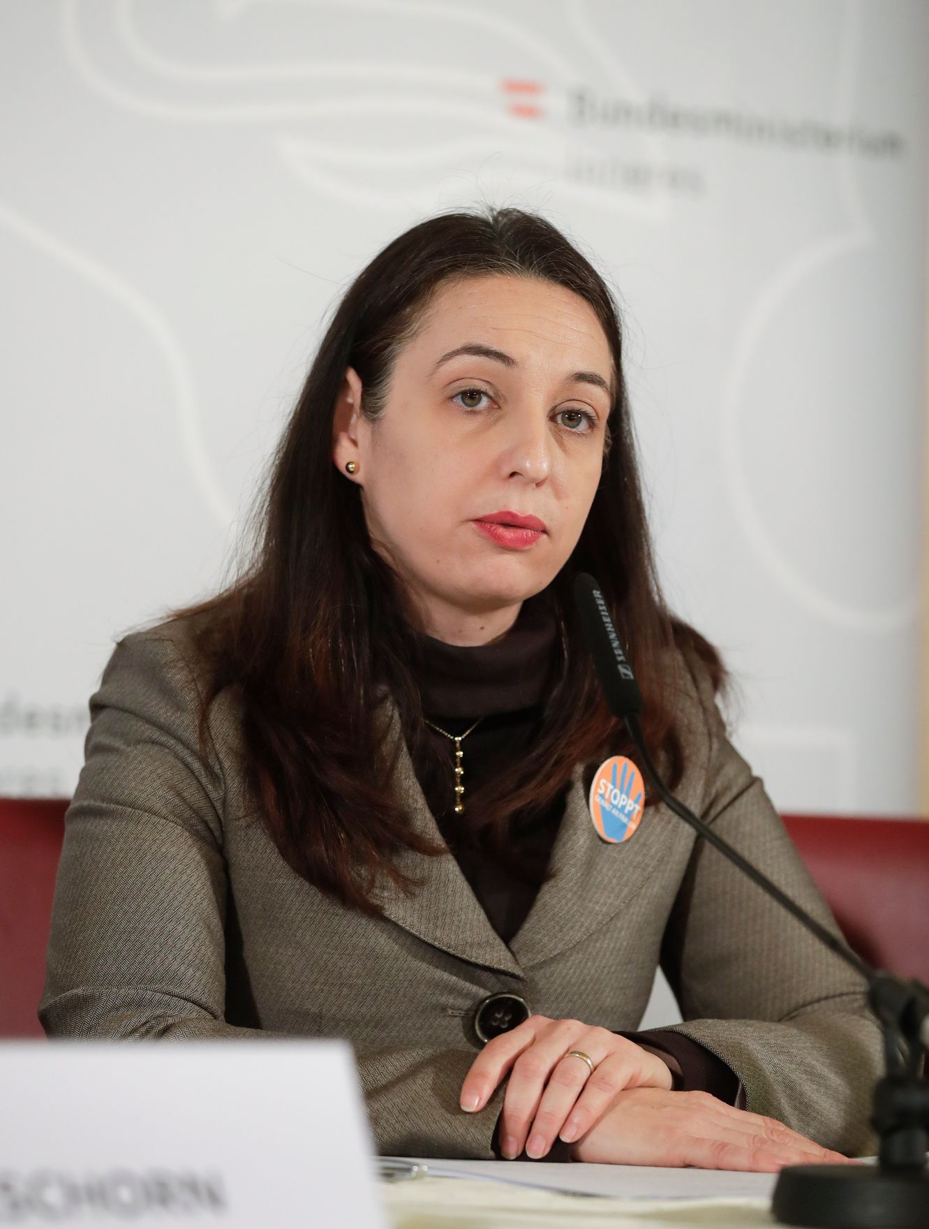 Bei der Pressekonferenz am 26. November 2019 wurden von Bundesministerin Ines Stilling (im Bild), Bundesminister Wolfgang Peschorn, Franz Lang, Stellvertretender Generaldirektor f&uuml;r die &ouml;ffentliche Sicherheit und Hanna Rumpold, Institut f&uuml;r Strafrecht und Kriminologie der Universit&auml;t Wien die Erkenntnisse der Screening-Gruppe Frauenmorde pr&auml;sentiert und Initiativen zur St&auml;rkung des Opferschutzes und zur Gewaltpr&auml;vention vorgestellt.