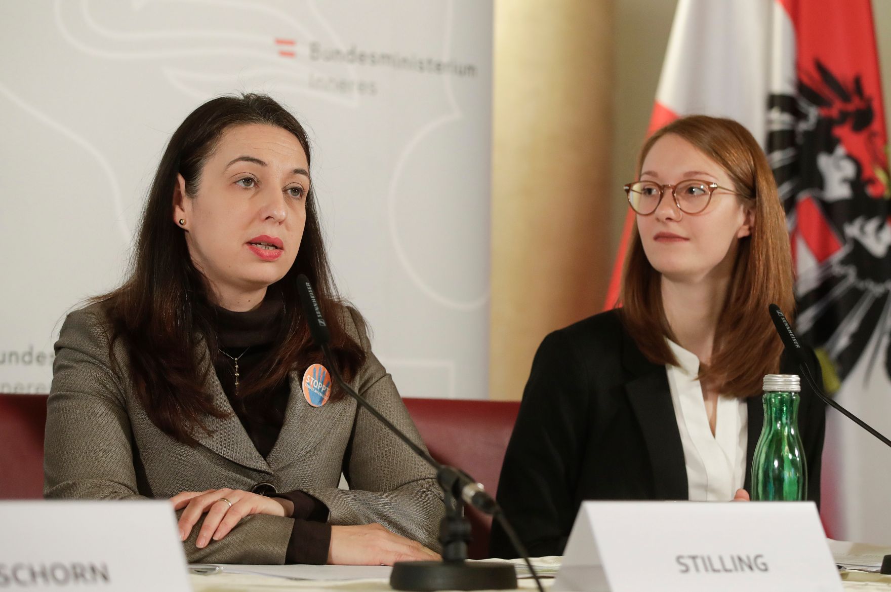 Bei der Pressekonferenz am 26. November 2019 wurden von Bundesministerin Ines Stilling (l.), Bundesminister Wolfgang Peschorn, Franz Lang, Stellvertretender Generaldirektor f&uuml;r die &ouml;ffentliche Sicherheit und Hanna Rumpold, Institut f&uuml;r Strafrecht und Kriminologie der Universit&auml;t Wien die Erkenntnisse der Screening-Gruppe Frauenmorde pr&auml;sentiert und Initiativen zur St&auml;rkung des Opferschutzes und zur Gewaltpr&auml;vention vorgestellt.