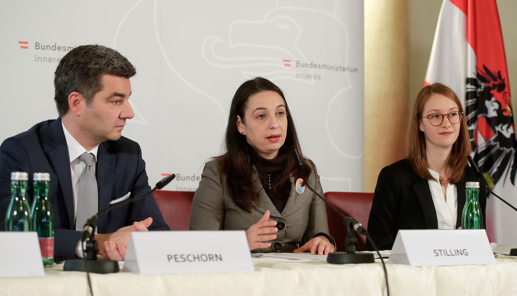 Bei der Pressekonferenz am 26. November 2019 wurden von Bundesministerin Ines Stilling (m.), Bundesminister Wolfgang Peschorn, Franz Lang, Stellvertretender Generaldirektor f&uuml;r die &ouml;ffentliche Sicherheit und Hanna Rumpold, Institut f&uuml;r Strafrecht und Kriminologie der Universit&auml;t Wien die Erkenntnisse der Screening-Gruppe Frauenmorde pr&auml;sentiert und Initiativen zur St&auml;rkung des Opferschutzes und zur Gewaltpr&auml;vention vorgestellt.