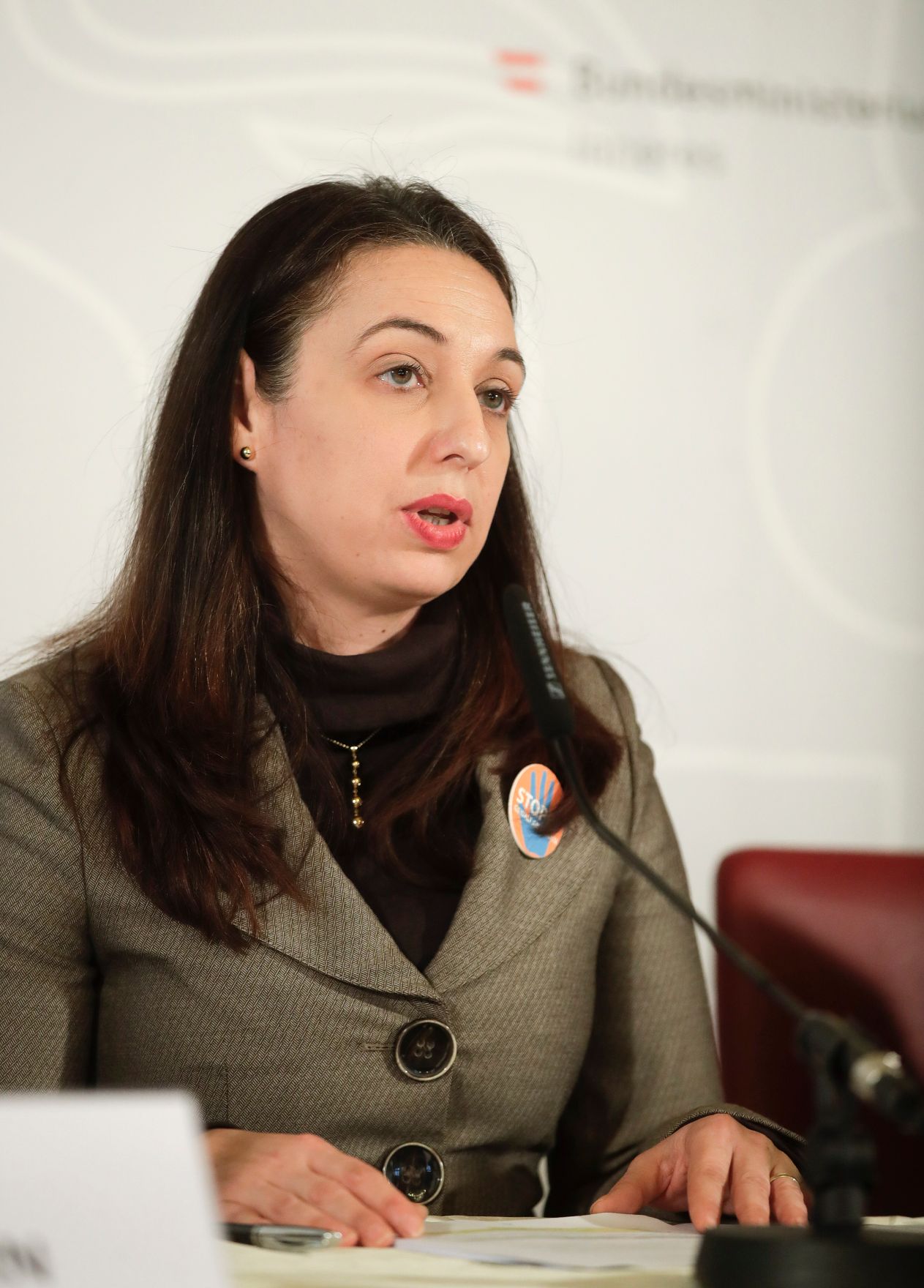 Bei der Pressekonferenz am 26. November 2019 wurden von Bundesministerin Ines Stilling (im Bild), Bundesminister Wolfgang Peschorn, Franz Lang, Stellvertretender Generaldirektor f&uuml;r die &ouml;ffentliche Sicherheit und Hanna Rumpold, Institut f&uuml;r Strafrecht und Kriminologie der Universit&auml;t Wien die Erkenntnisse der Screening-Gruppe Frauenmorde pr&auml;sentiert und Initiativen zur St&auml;rkung des Opferschutzes und zur Gewaltpr&auml;vention vorgestellt.