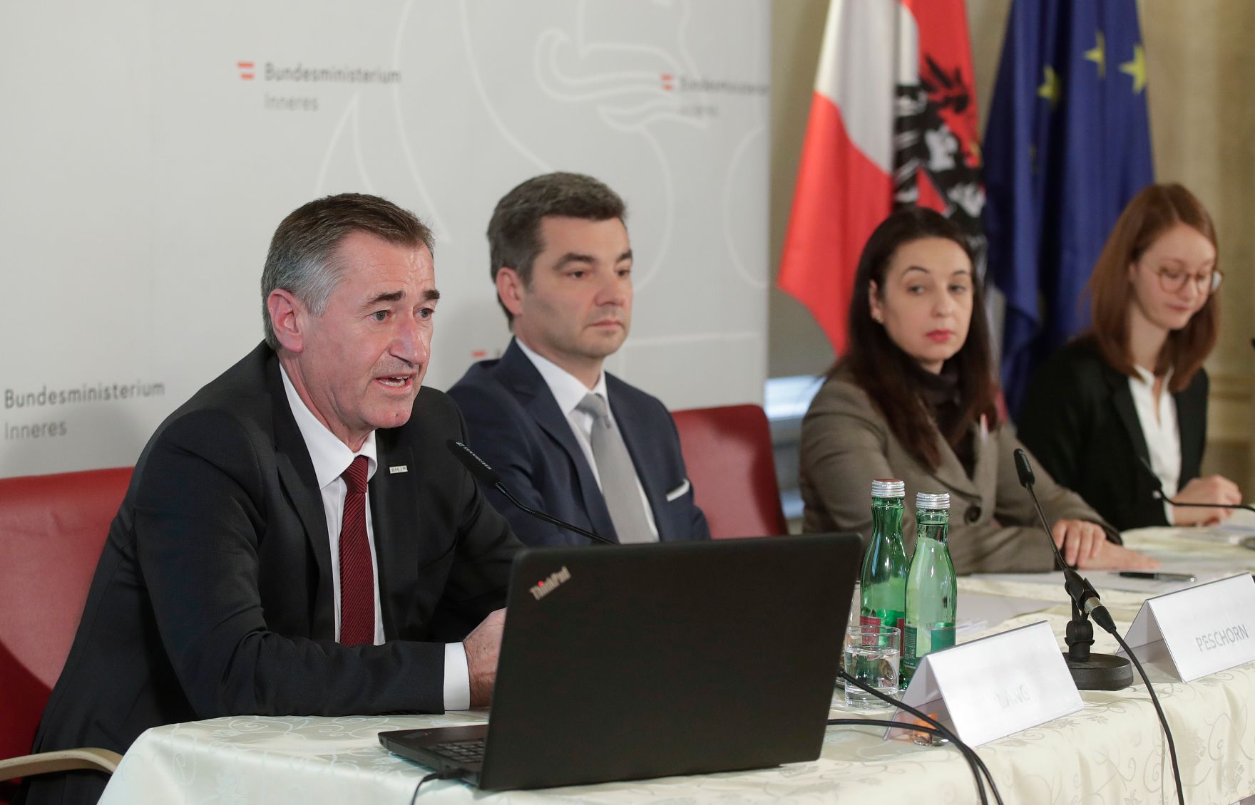 Bei der Pressekonferenz am 26. November 2019 wurden von Bundesministerin Ines Stilling, Bundesminister Wolfgang Peschorn, Franz Lang, Stellvertretender Generaldirektor f&uuml;r die &ouml;ffentliche Sicherheit und Hanna Rumpold, Institut f&uuml;r Strafrecht und Kriminologie der Universit&auml;t Wien die Erkenntnisse der Screening-Gruppe Frauenmorde pr&auml;sentiert und Initiativen zur St&auml;rkung des Opferschutzes und zur Gewaltpr&auml;vention vorgestellt.