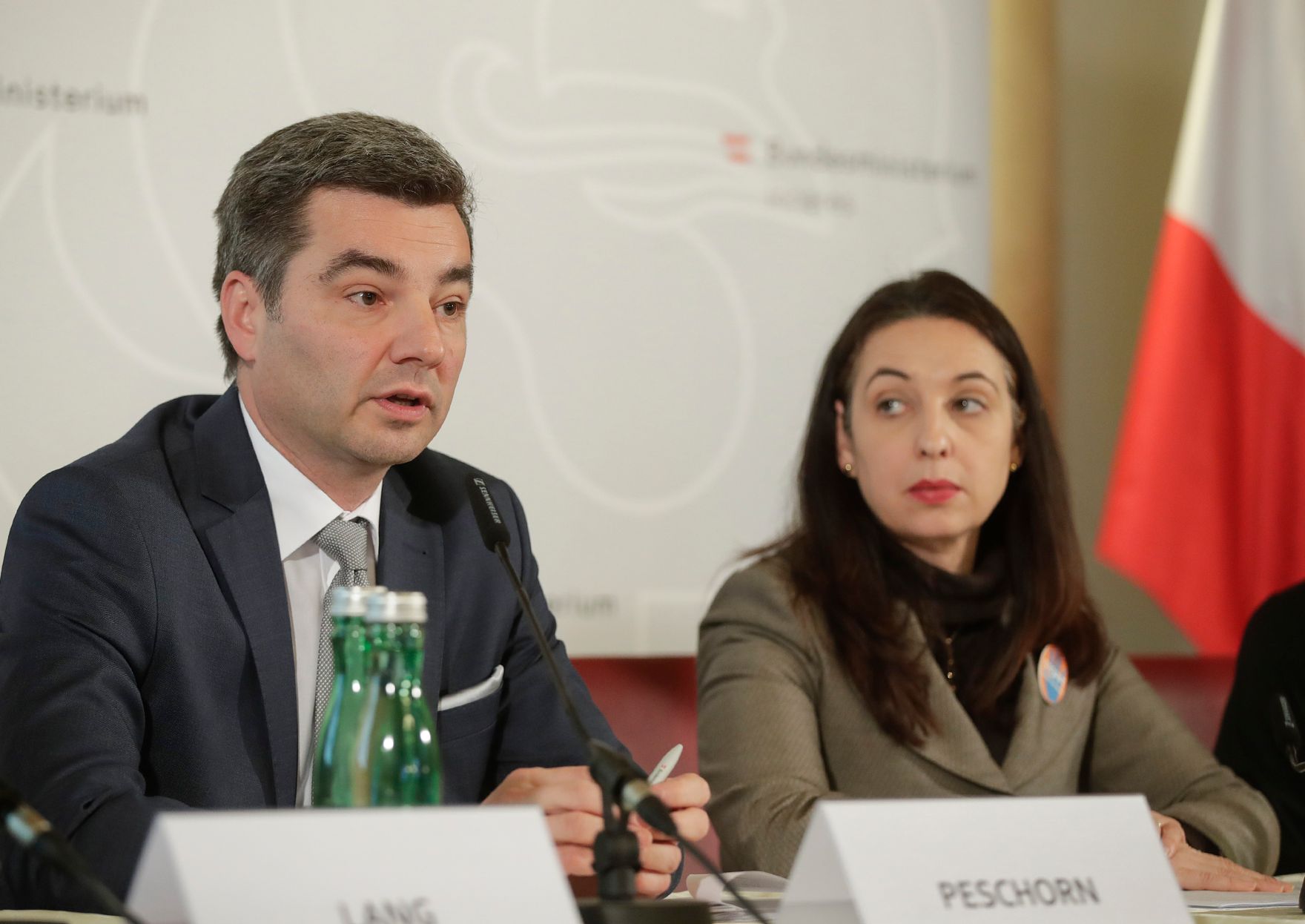 Bei der Pressekonferenz am 26. November 2019 wurden von Bundesministerin Ines Stilling (r.), Bundesminister Wolfgang Peschorn, Franz Lang, Stellvertretender Generaldirektor f&uuml;r die &ouml;ffentliche Sicherheit und Hanna Rumpold, Institut f&uuml;r Strafrecht und Kriminologie der Universit&auml;t Wien die Erkenntnisse der Screening-Gruppe Frauenmorde pr&auml;sentiert und Initiativen zur St&auml;rkung des Opferschutzes und zur Gewaltpr&auml;vention vorgestellt.