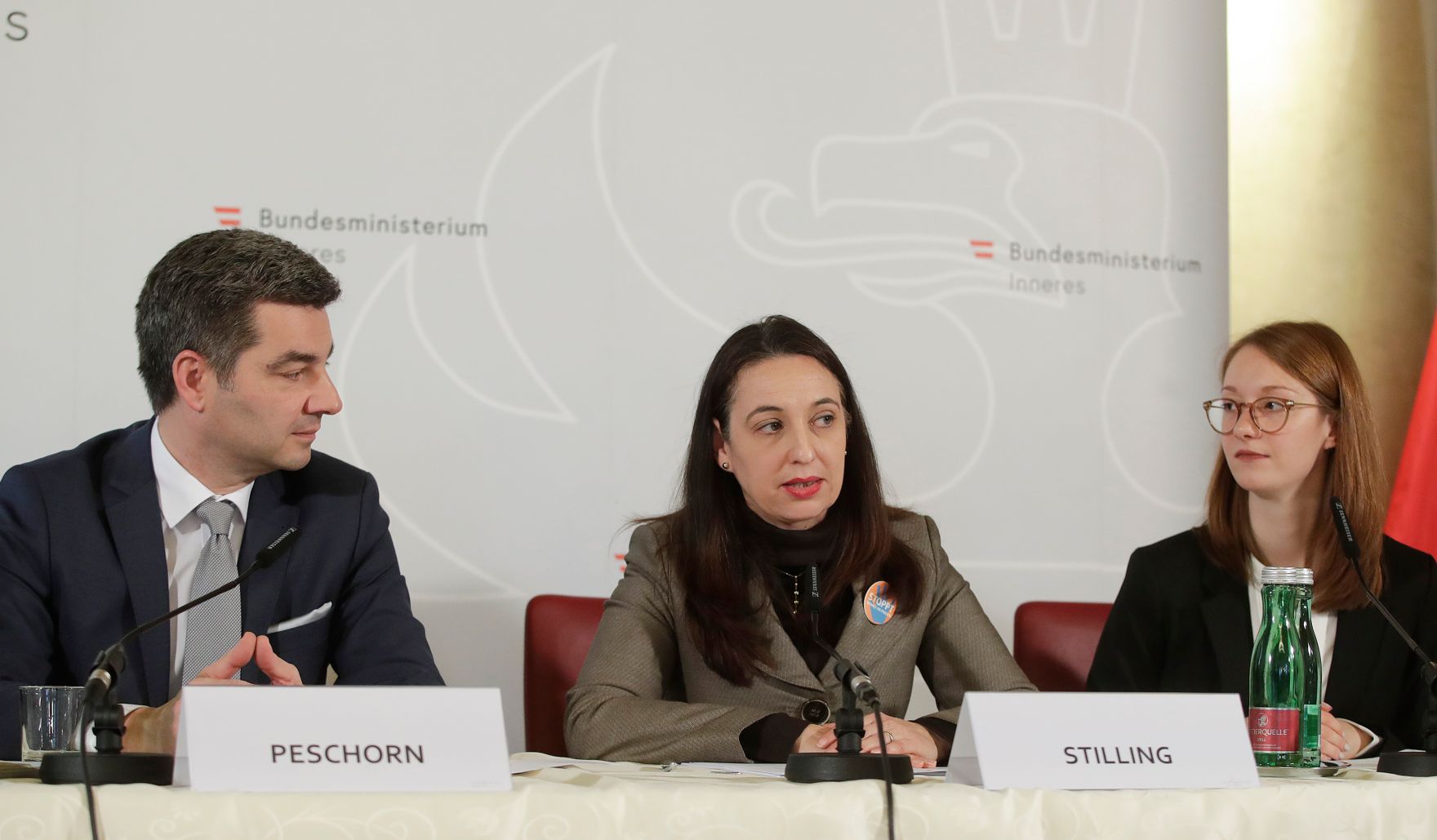 Bei der Pressekonferenz am 26. November 2019 wurden von Bundesministerin Ines Stilling (m.), Bundesminister Wolfgang Peschorn, Franz Lang, Stellvertretender Generaldirektor f&uuml;r die &ouml;ffentliche Sicherheit und Hanna Rumpold, Institut f&uuml;r Strafrecht und Kriminologie der Universit&auml;t Wien die Erkenntnisse der Screening-Gruppe Frauenmorde pr&auml;sentiert und Initiativen zur St&auml;rkung des Opferschutzes und zur Gewaltpr&auml;vention vorgestellt.