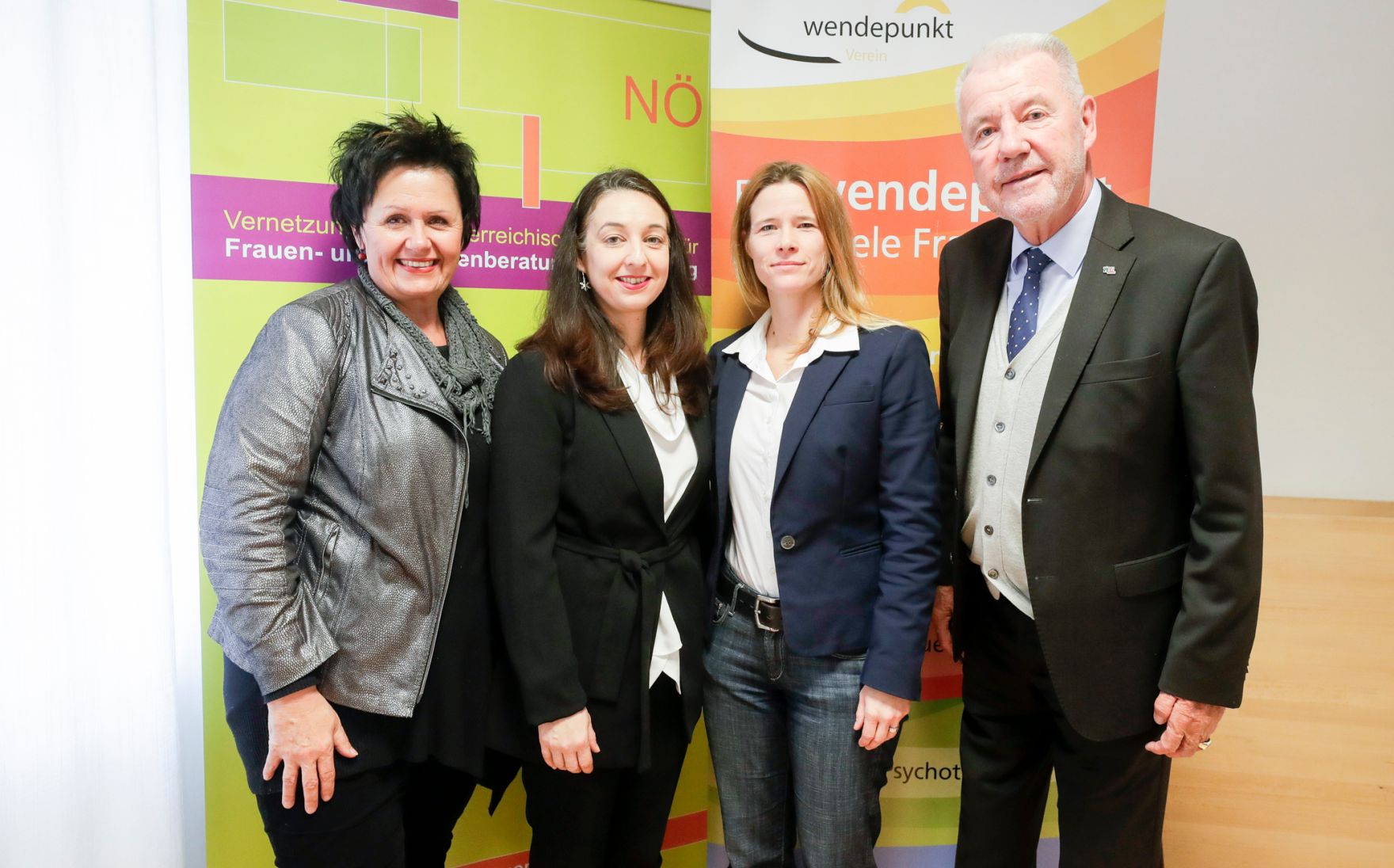 Am 6. Dezember 2019 besuchte Bundesministerin Ines Stilling die Fachberatungsstelle &quot;Wendepunkt&quot; zu sexueller Gewalt gegen Frauen und M&auml;dchen in Wiener Neustadt in Nieder&ouml;sterreich. Im Bild (v.l.n.r.) Vizeb&uuml;rgermeisterin von Wiener Neustadt Margarete Sitz, Bundesministerin Ines Stilling, Gesch&auml;ftsf&uuml;hrerin der Beratungsstelle &quot;Wendepunkt&quot; Elisabeth Cinatl und der B&uuml;rgermeister von Wiener Neustadt Klaus Schneeberger.