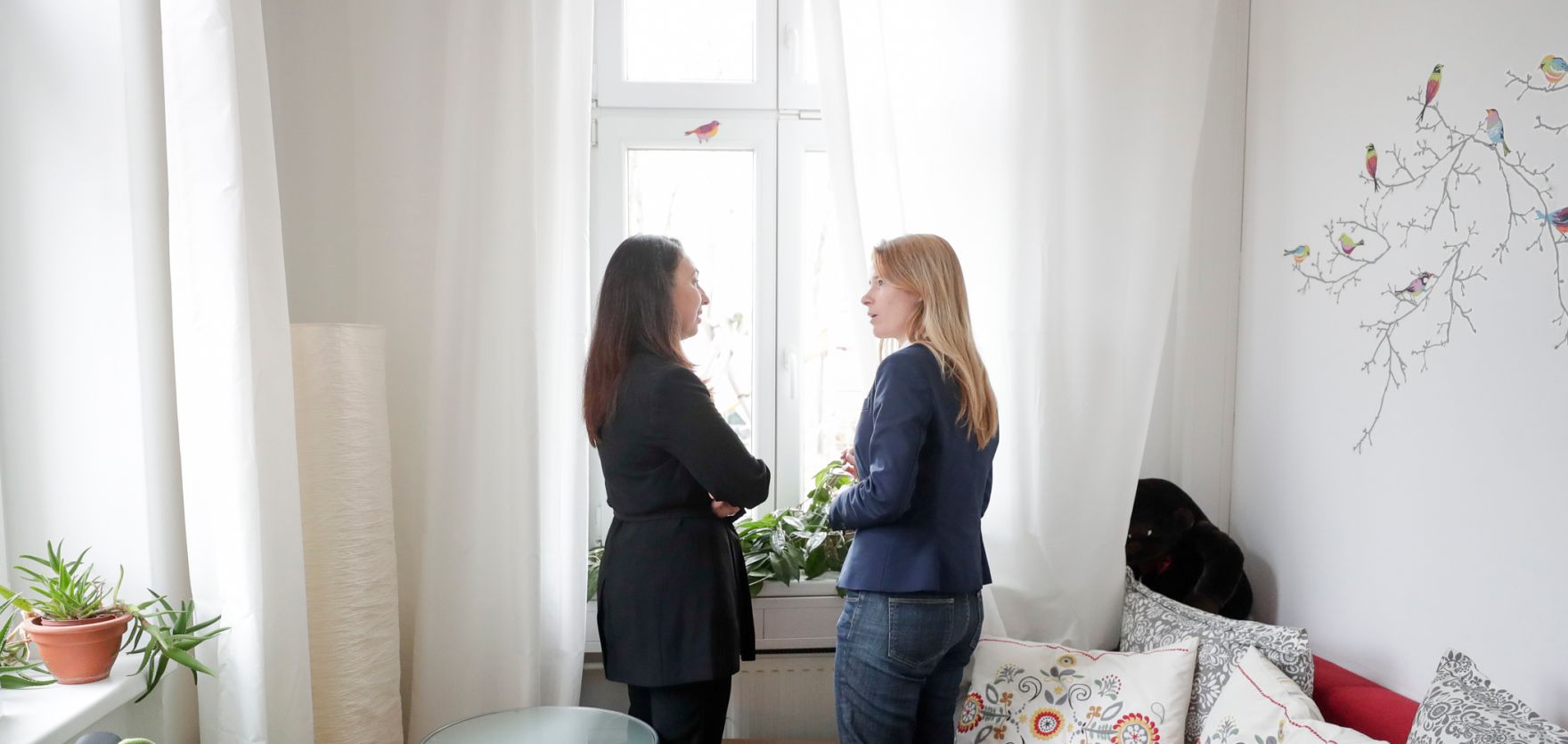 Am 6. Dezember 2019 besuchte Bundesministerin Ines Stilling (l.) die Fachberatungsstelle &quot;Wendepunkt&quot; zu sexueller Gewalt gegen Frauen und M&auml;dchen in Wiener Neustadt in Nieder&ouml;sterreich. Im Bild mit der Gesch&auml;ftsf&uuml;hrerin der Beratungsstelle &quot;Wendepunkt&quot; Elisabeth Cinatl (r.).