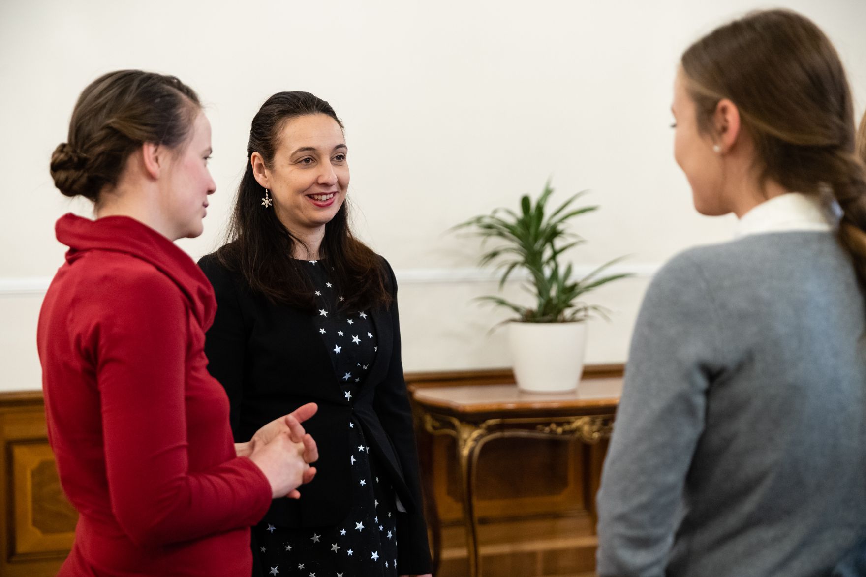 Am 18. Dezember 2019 empfing Bundesministerin Ines Stilling (m.) Sch&uuml;lerinnen und Sch&uuml;ler aus Amstetten.