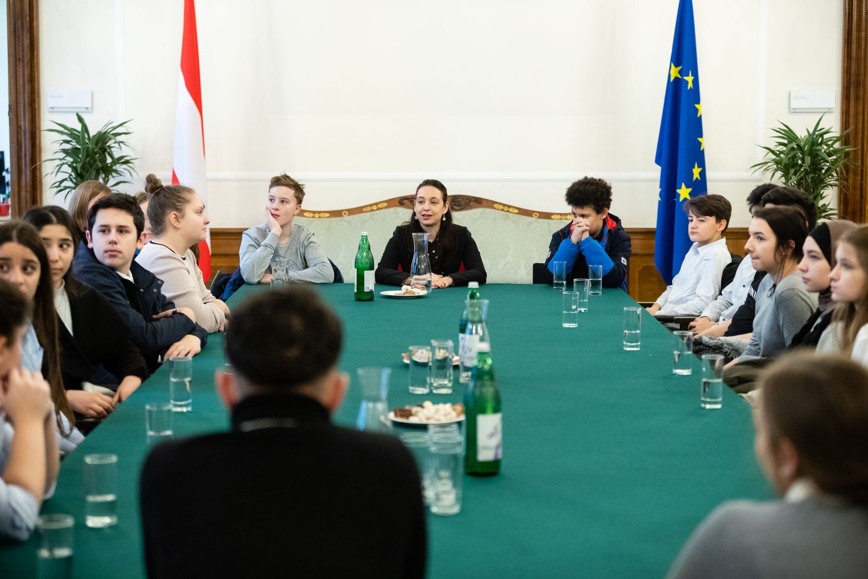 Am 18. Dezember 2019 empfing Bundesministerin Ines Stilling (m.) Sch&uuml;lerinnen und Sch&uuml;ler aus Amstetten.