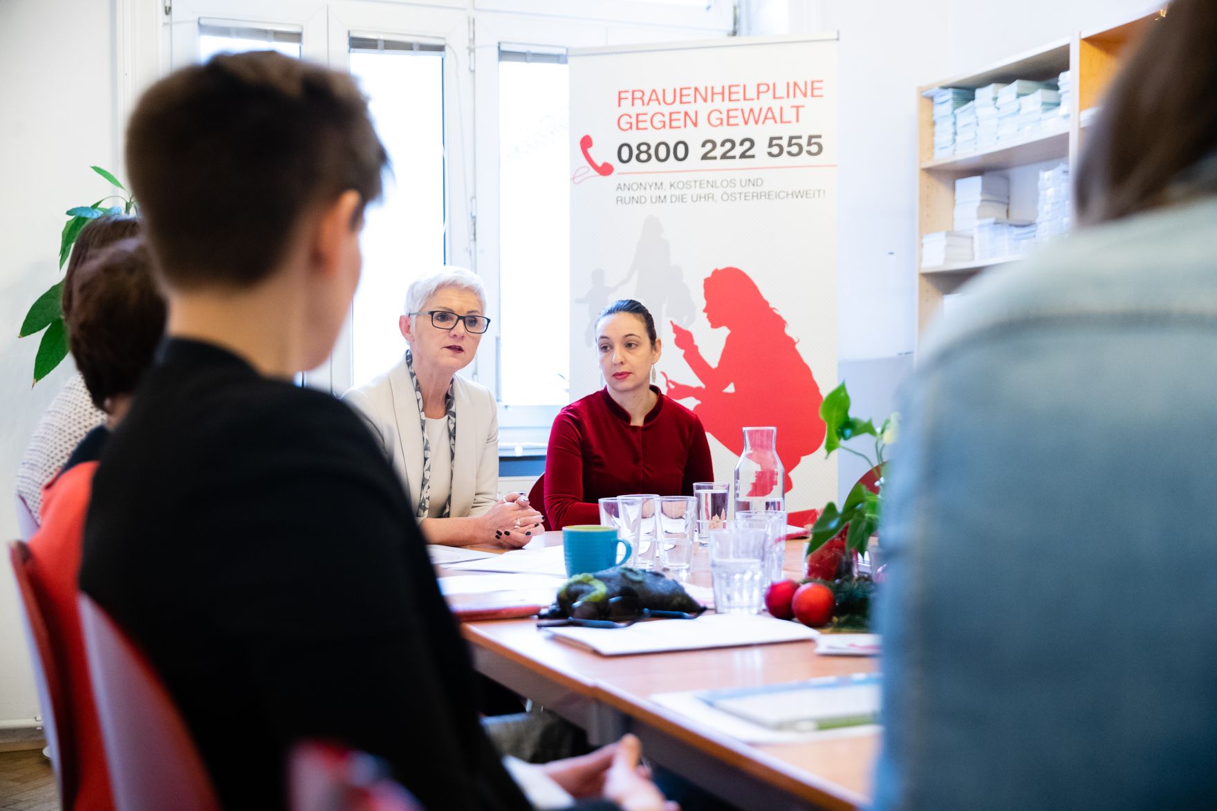 Am 23. Dezember 2019 besuchte Bundesministerin Ines Stilling (r.) die Frauenhelpline und bedankte sich bei der Leiterin Maria R&ouml;sslhumer (l.) und den Mitarbeiterinnen f&uuml;r ihren Einsatz im Interesse gewaltbetroffener Frauen und M&auml;dchen.