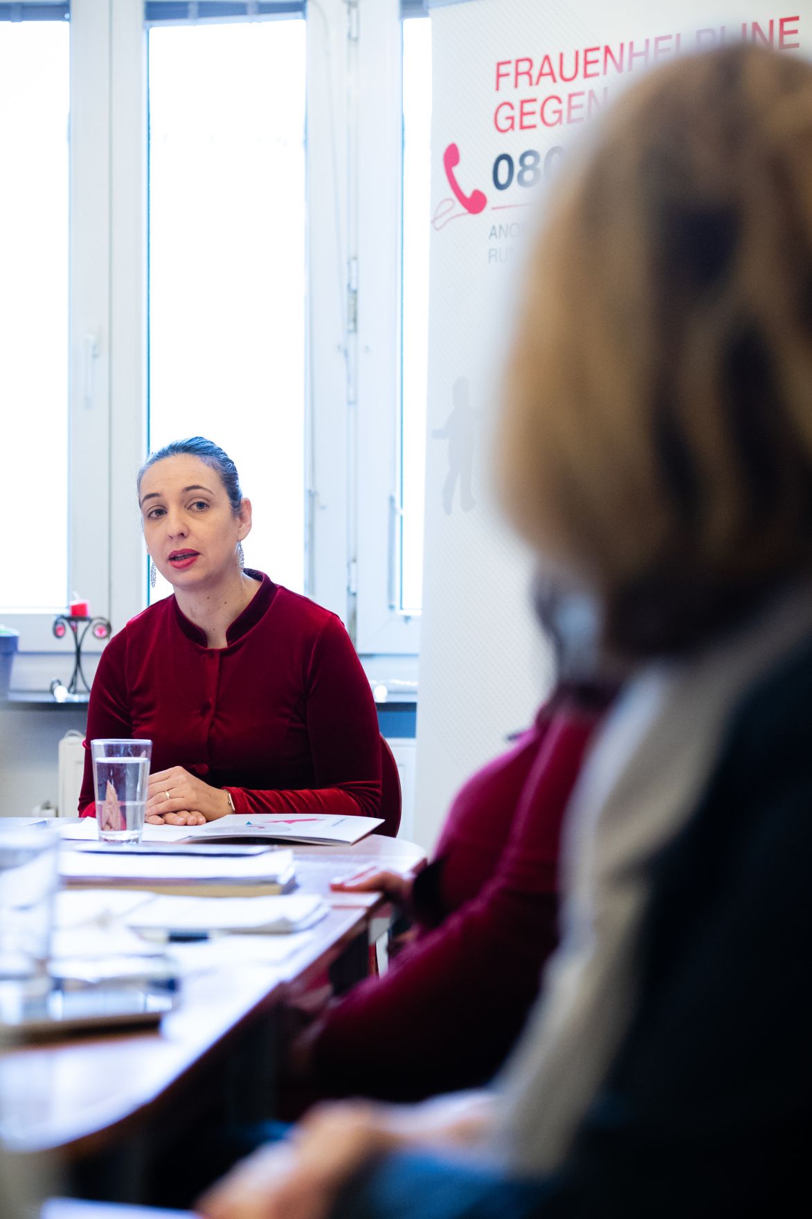 Am 23. Dezember 2019 besuchte Bundesministerin Ines Stilling (im Bild) die Frauenhelpline und bedankte sich bei der Leiterin Maria R&ouml;sslhumer und den Mitarbeiterinnen f&uuml;r ihren Einsatz im Interesse gewaltbetroffener Frauen und M&auml;dchen.