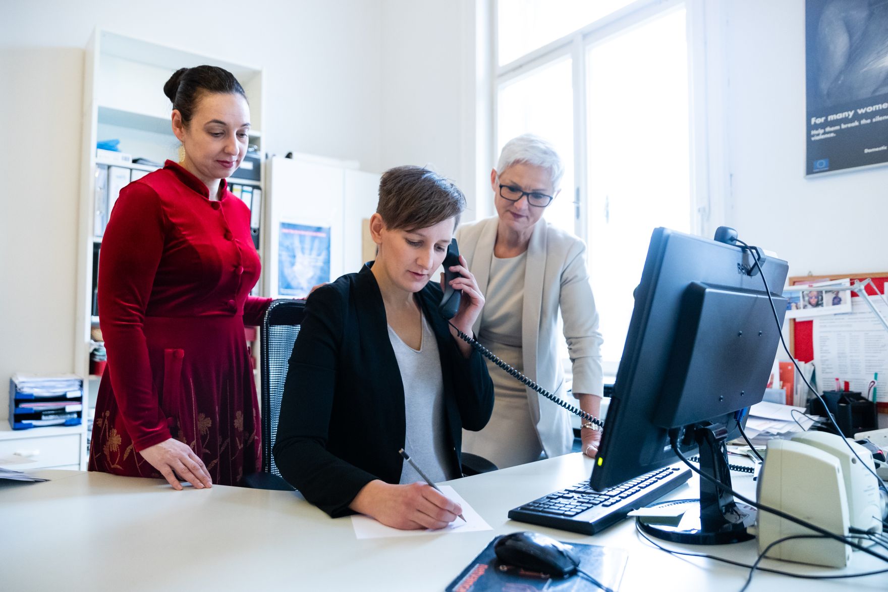 Am 23. Dezember 2019 besuchte Bundesministerin Ines Stilling (l.) die Frauenhelpline und bedankte sich bei der Leiterin Maria R&ouml;sslhumer (r.) und den Mitarbeiterinnen f&uuml;r ihren Einsatz im Interesse gewaltbetroffener Frauen und M&auml;dchen.