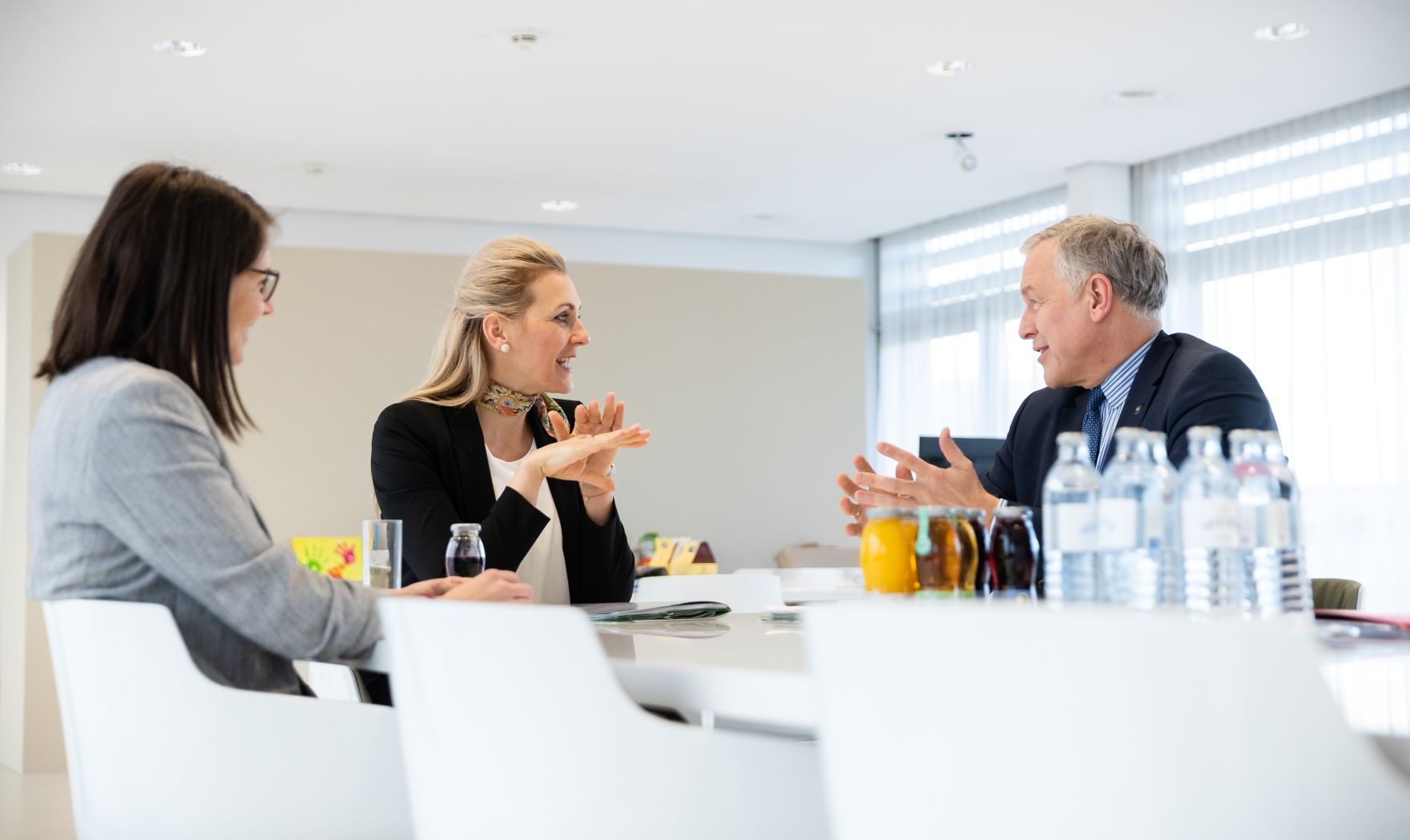 Am 2. M&auml;rz 2020 empfing Bundesministerin Christine Aschbacher (l.) den nieder&ouml;sterreichischen Landesrat Martin Eichtinger (r.) zu einem Arbeitsgespr&auml;ch in ihrem B&uuml;ro.