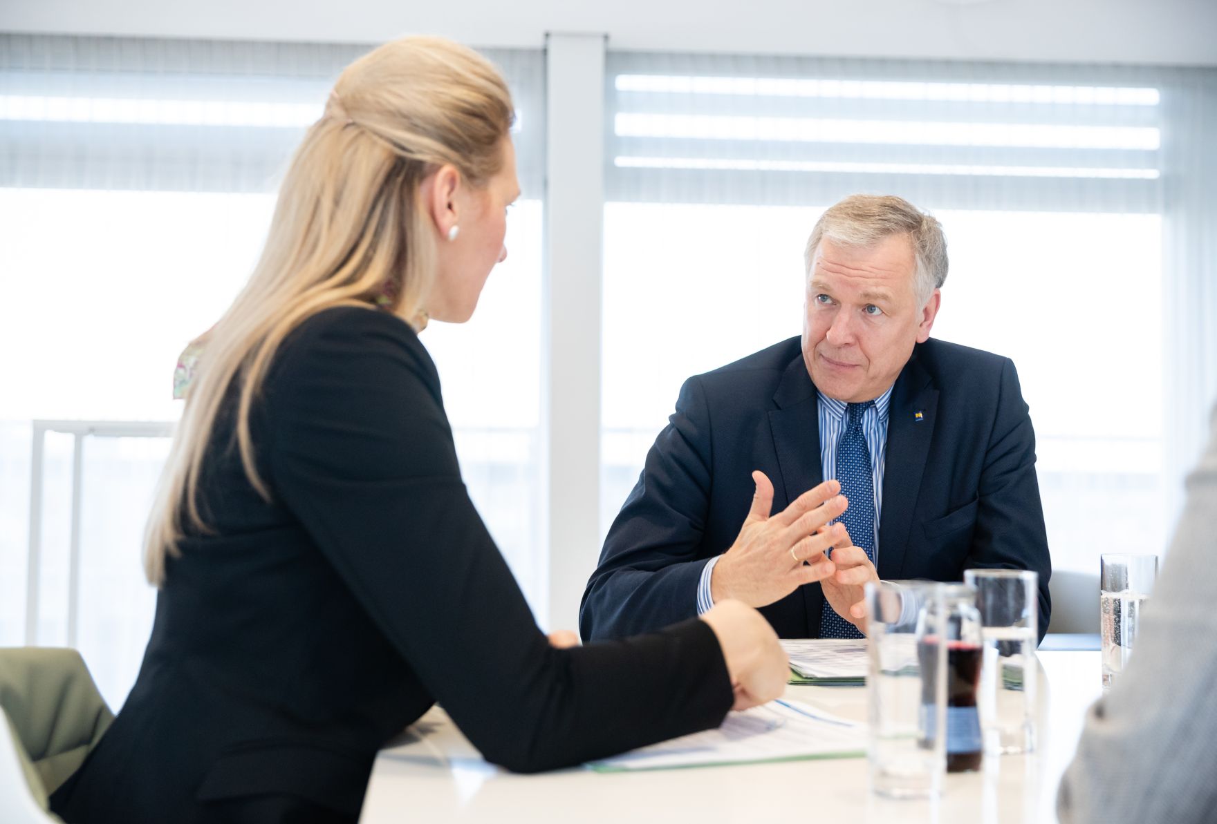 Am 2. M&auml;rz 2020 empfing Bundesministerin Christine Aschbacher (l.) den nieder&ouml;sterreichischen Landesrat Martin Eichtinger (r.) zu einem Arbeitsgespr&auml;ch in ihrem B&uuml;ro.