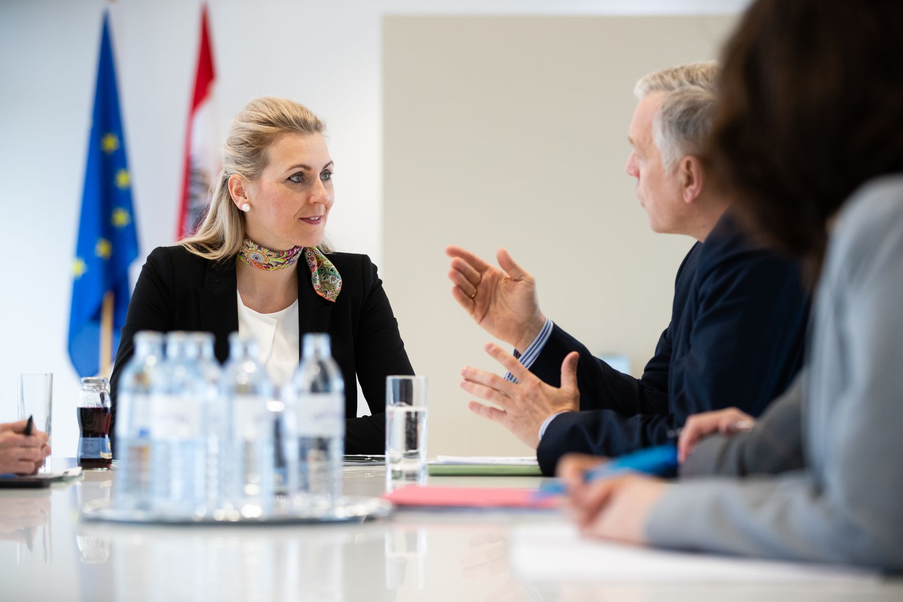 Am 2. M&auml;rz 2020 empfing Bundesministerin Christine Aschbacher (l.) den nieder&ouml;sterreichischen Landesrat Martin Eichtinger (r.) zu einem Arbeitsgespr&auml;ch in ihrem B&uuml;ro.