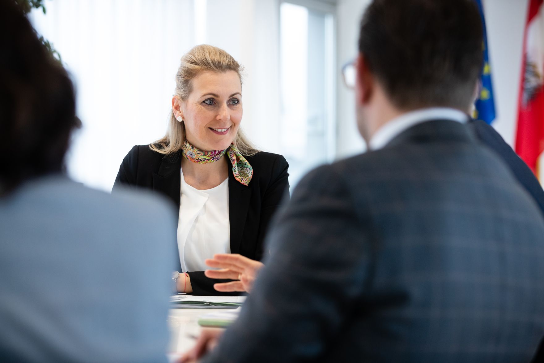 Am 2. M&auml;rz 2020 empfing Bundesministerin Christine Aschbacher (im Bild) den nieder&ouml;sterreichischen Landesrat Martin Eichtinger zu einem Arbeitsgespr&auml;ch in ihrem B&uuml;ro.