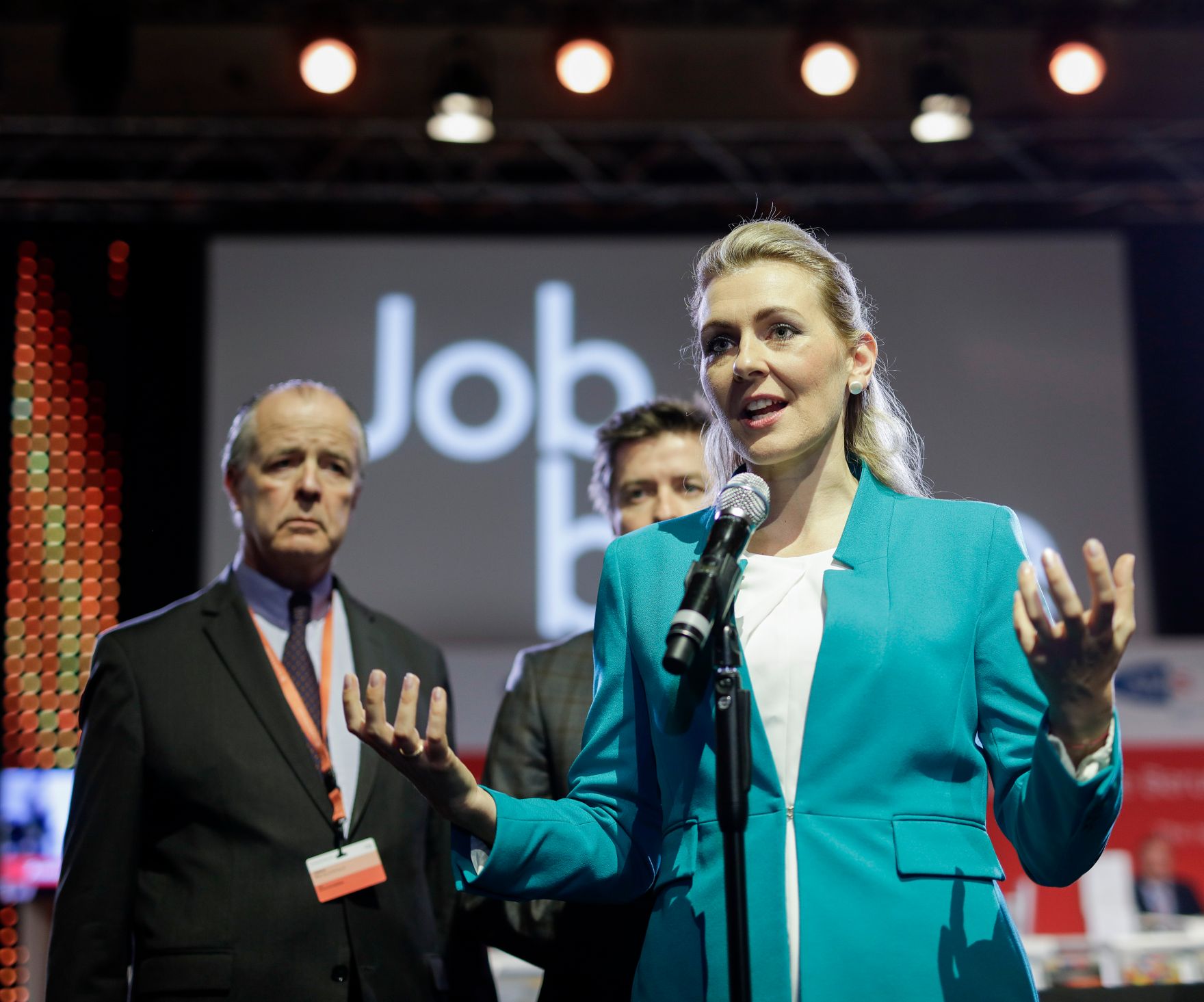 Am 3. M&auml;rz 2020 nahm Bundesministerin Christine Aschbacher (r.) gemeinsam mit Bundesministerin Susanne Raab bei der Er&ouml;ffnung der Jobmesse f&uuml;r Asylberechtigte in der G&ouml;sserhalle teil.