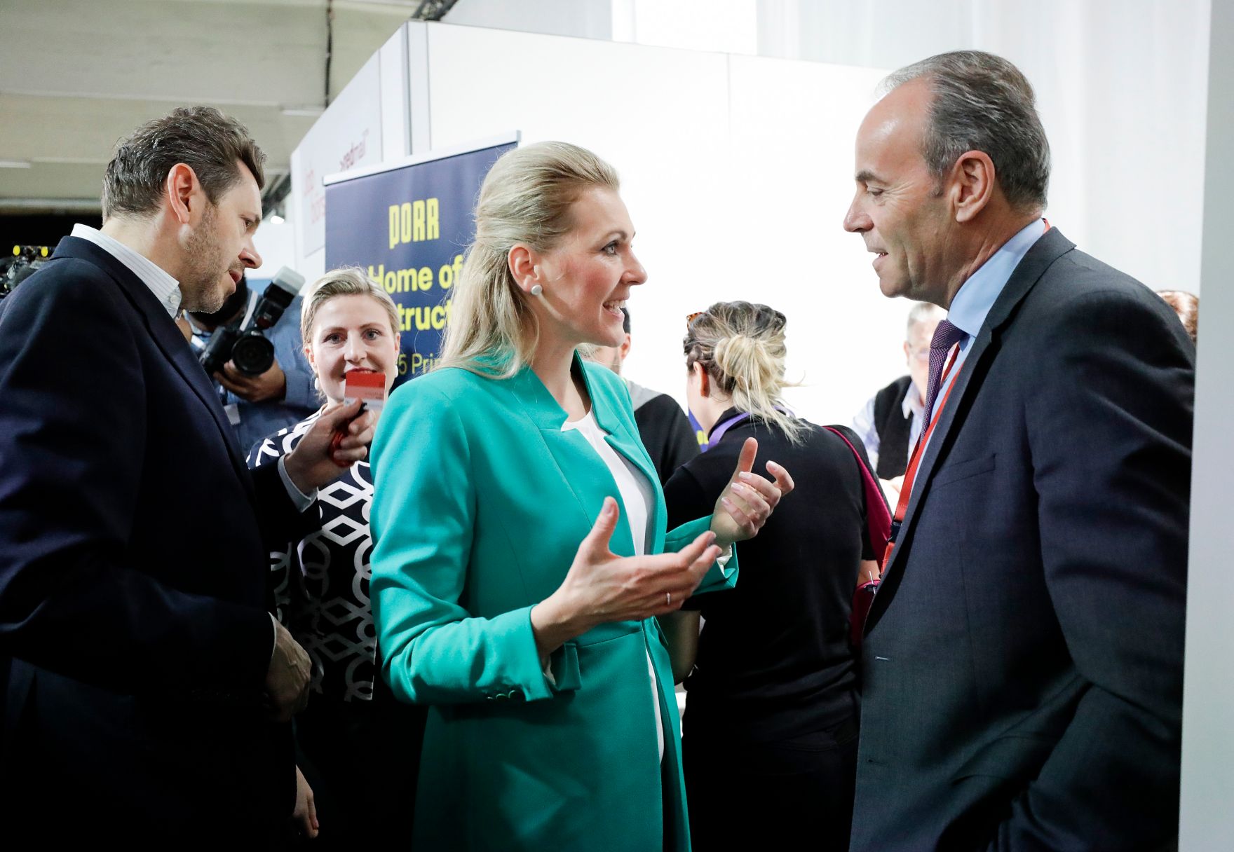 Am 3. M&auml;rz 2020 nahm Bundesministerin Christine Aschbacher (m.) gemeinsam mit Bundesministerin Susanne Raab (m.l.) bei der Er&ouml;ffnung der Jobmesse f&uuml;r Asylberechtigte in der G&ouml;sserhalle teil.