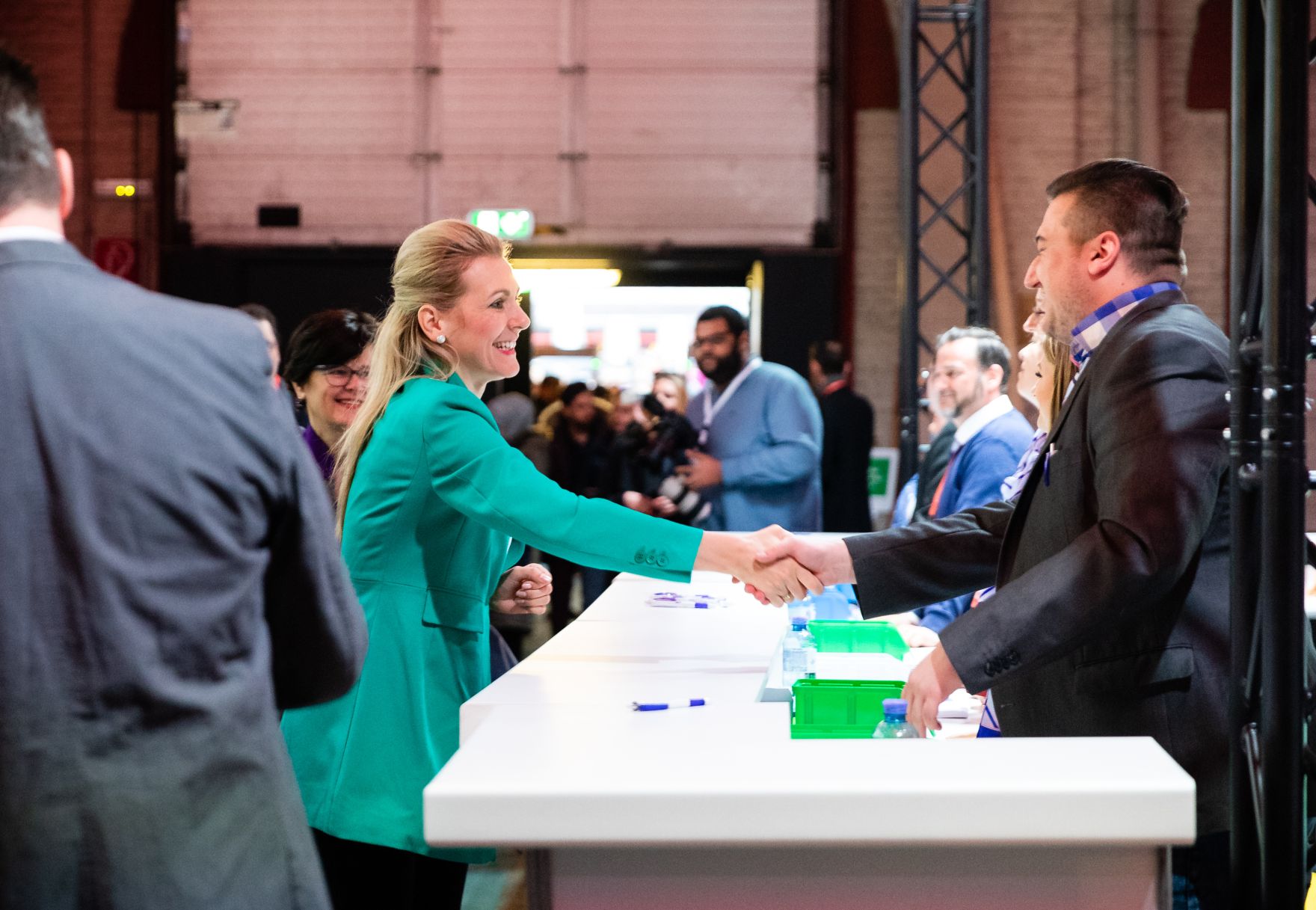 Am 3. M&auml;rz 2020 nahm Bundesministerin Christine Aschbacher (l.) gemeinsam mit Bundesministerin Susanne Raab bei der Er&ouml;ffnung der Jobmesse f&uuml;r Asylberechtigte in der G&ouml;sserhalle teil.