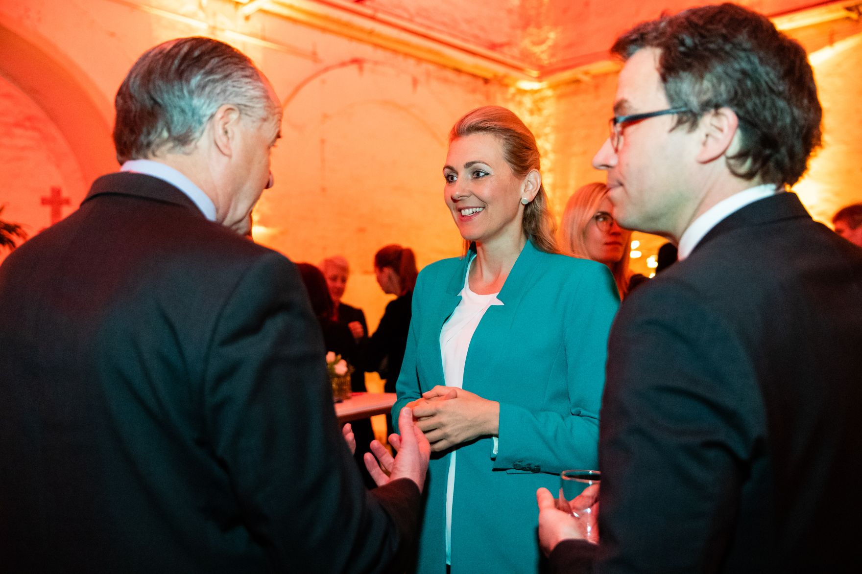 Am 3. M&auml;rz 2020 nahm Bundesministerin Christine Aschbacher (m.) gemeinsam mit Bundesministerin Susanne Raab bei der Er&ouml;ffnung der Jobmesse f&uuml;r Asylberechtigte in der G&ouml;sserhalle teil.