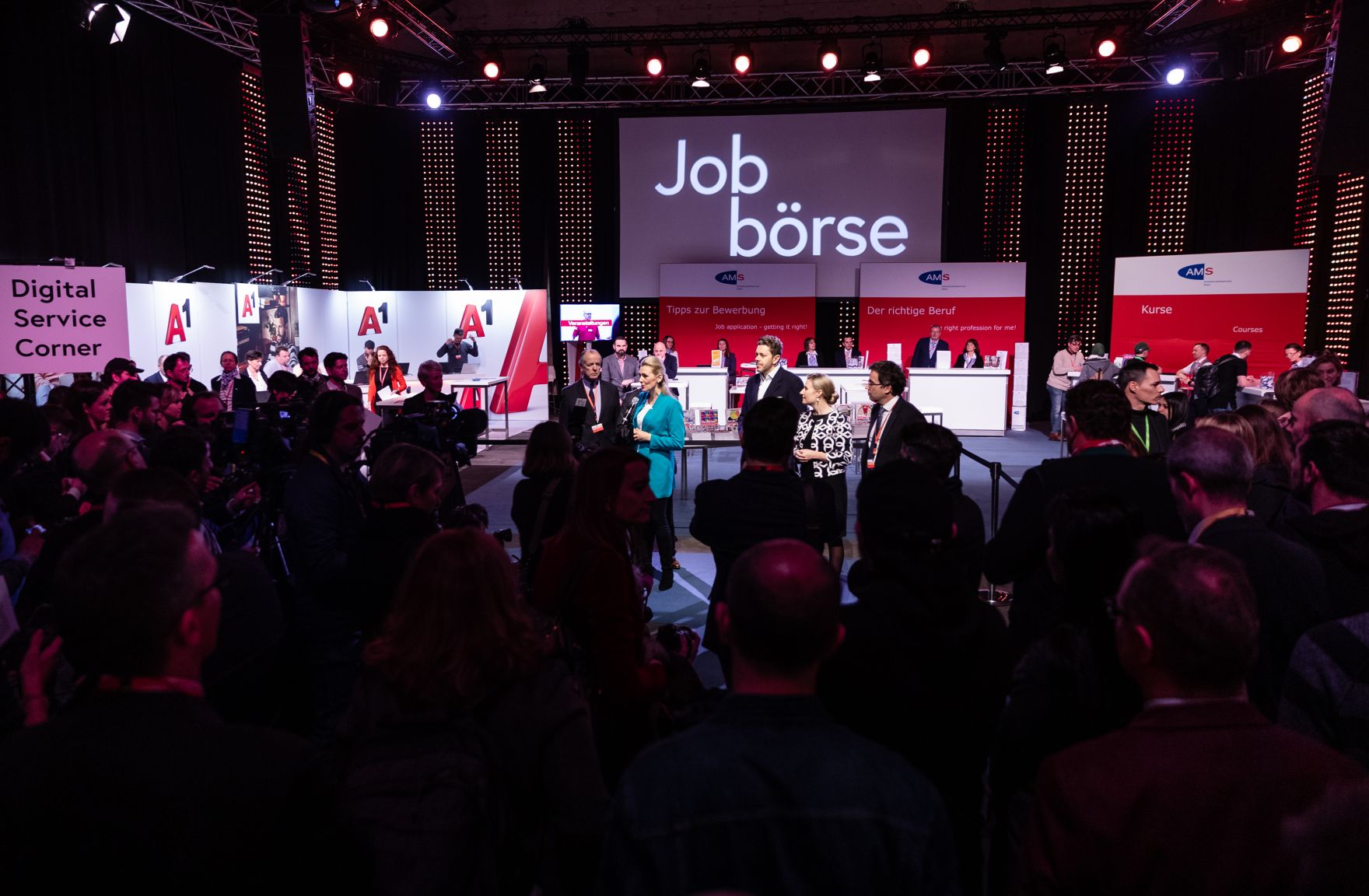 Am 3. M&auml;rz 2020 nahm Bundesministerin Christine Aschbacher gemeinsam mit Bundesministerin Susanne Raab bei der Er&ouml;ffnung der Jobmesse f&uuml;r Asylberechtigte in der G&ouml;sserhalle teil.