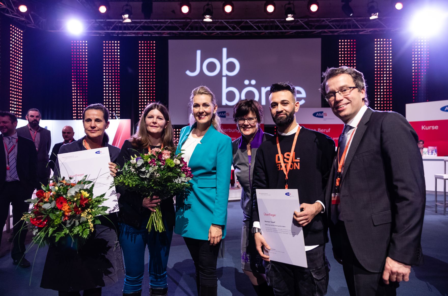 Am 3. M&auml;rz 2020 nahm Bundesministerin Christine Aschbacher (m.l.) gemeinsam mit Bundesministerin Susanne Raab bei der Er&ouml;ffnung der Jobmesse f&uuml;r Asylberechtigte in der G&ouml;sserhalle teil.