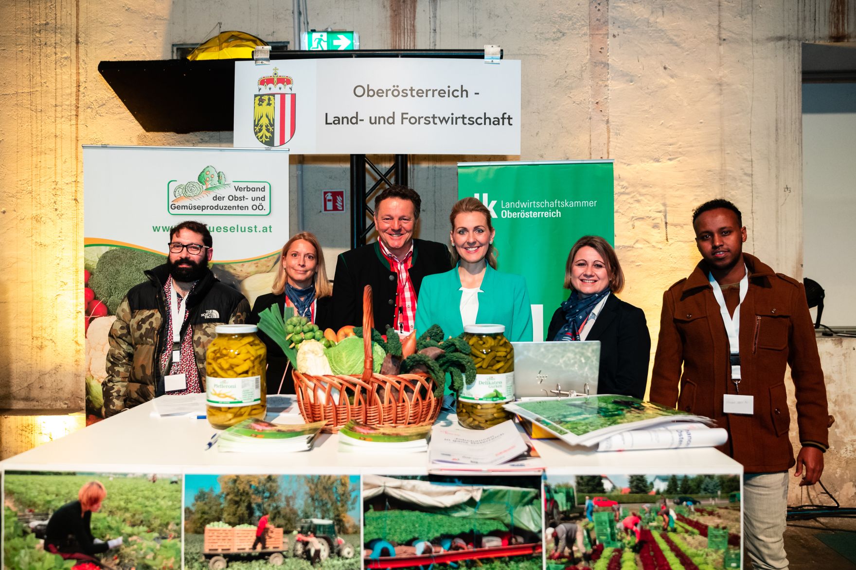 Am 3. M&auml;rz 2020 nahm Bundesministerin Christine Aschbacher (m.r.) gemeinsam mit Bundesministerin Susanne Raab bei der Er&ouml;ffnung der Jobmesse f&uuml;r Asylberechtigte in der G&ouml;sserhalle teil.