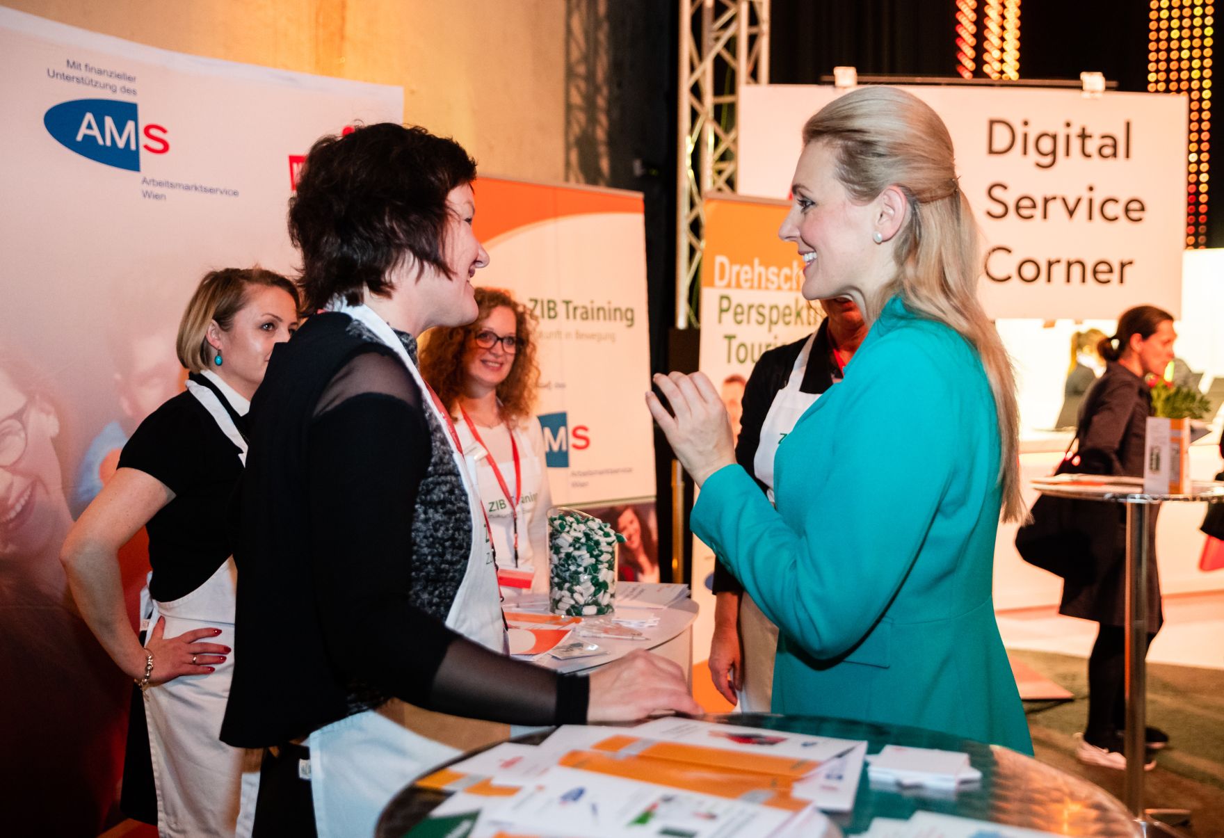 Am 3. M&auml;rz 2020 nahm Bundesministerin Christine Aschbacher (r.) gemeinsam mit Bundesministerin Susanne Raab bei der Er&ouml;ffnung der Jobmesse f&uuml;r Asylberechtigte in der G&ouml;sserhalle teil.