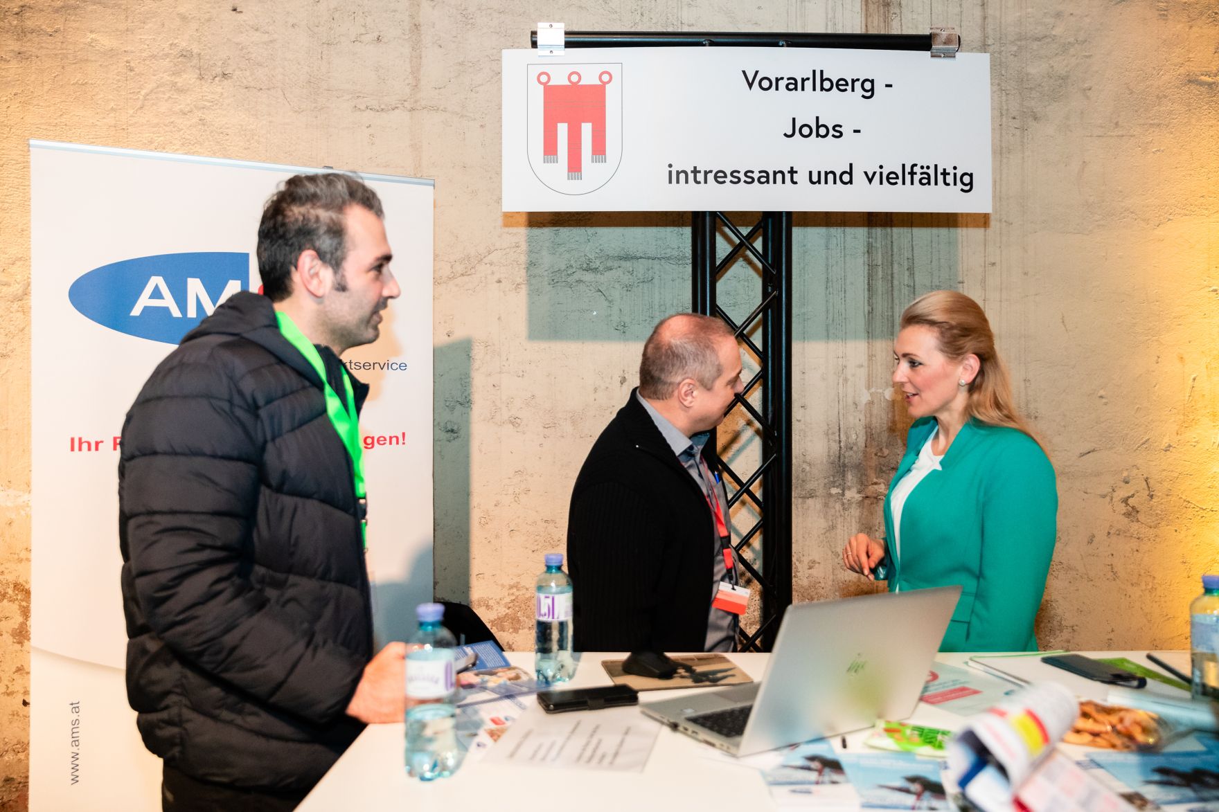 Am 3. M&auml;rz 2020 nahm Bundesministerin Christine Aschbacher (r.) gemeinsam mit Bundesministerin Susanne Raab bei der Er&ouml;ffnung der Jobmesse f&uuml;r Asylberechtigte in der G&ouml;sserhalle teil.