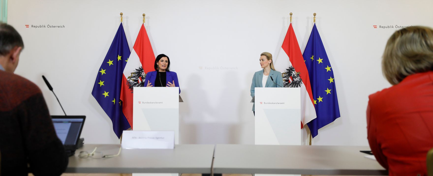 Am 20. M&auml;rz 2020 fand ein Pressestatement zu den Ma&szlig;nahmen gegen die Krise im Bundeskanzleramt statt. Im Bild Bundesministerin Christine Aschbacher (r.) mit Bundesministerin Elisabeth K&ouml;stinger (l.).