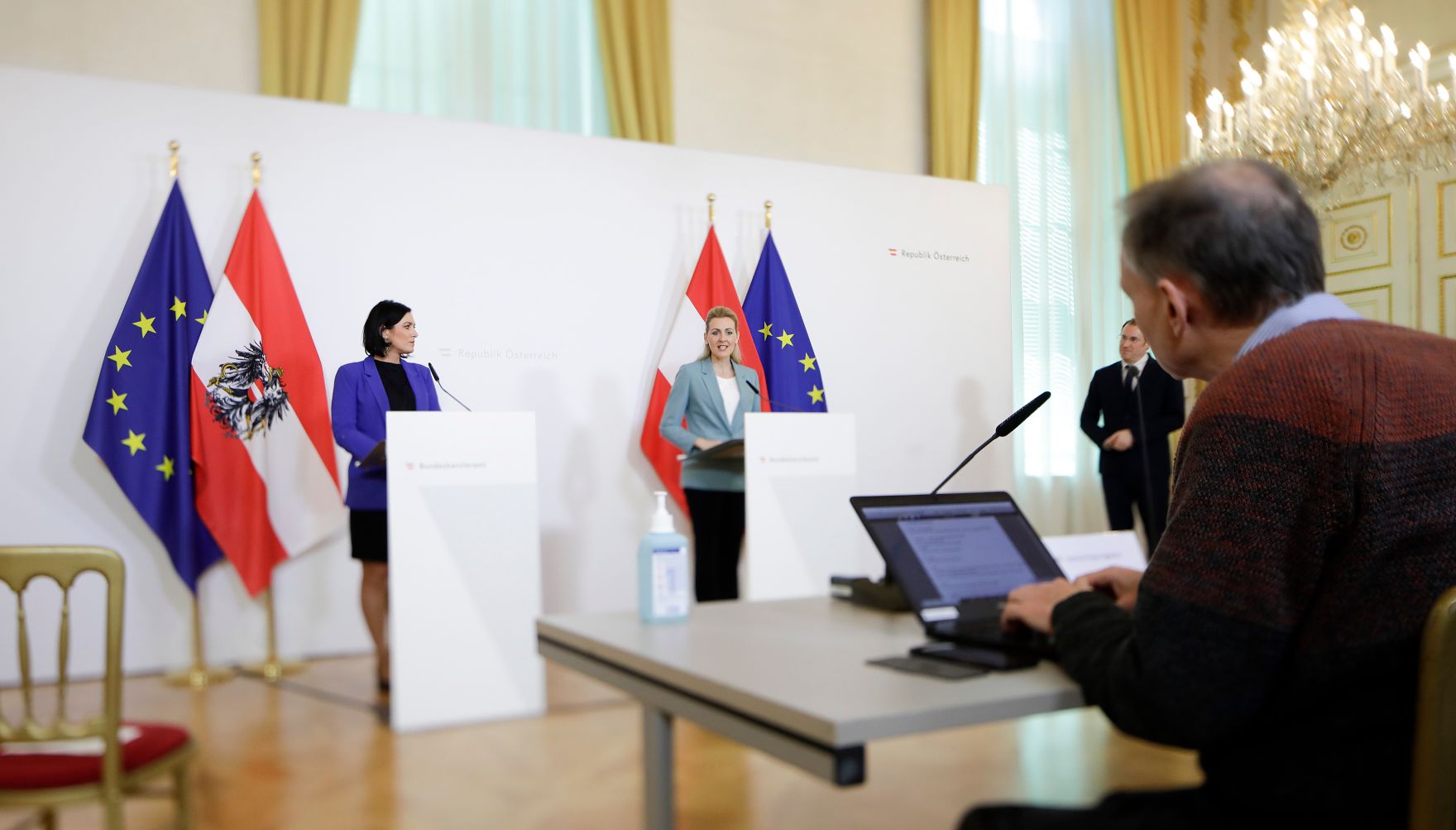 Am 20. M&auml;rz 2020 fand ein Pressestatement zu den Ma&szlig;nahmen gegen die Krise im Bundeskanzleramt statt. Im Bild Bundesministerin Christine Aschbacher (r.) mit Bundesministerin Elisabeth K&ouml;stinger (l.).