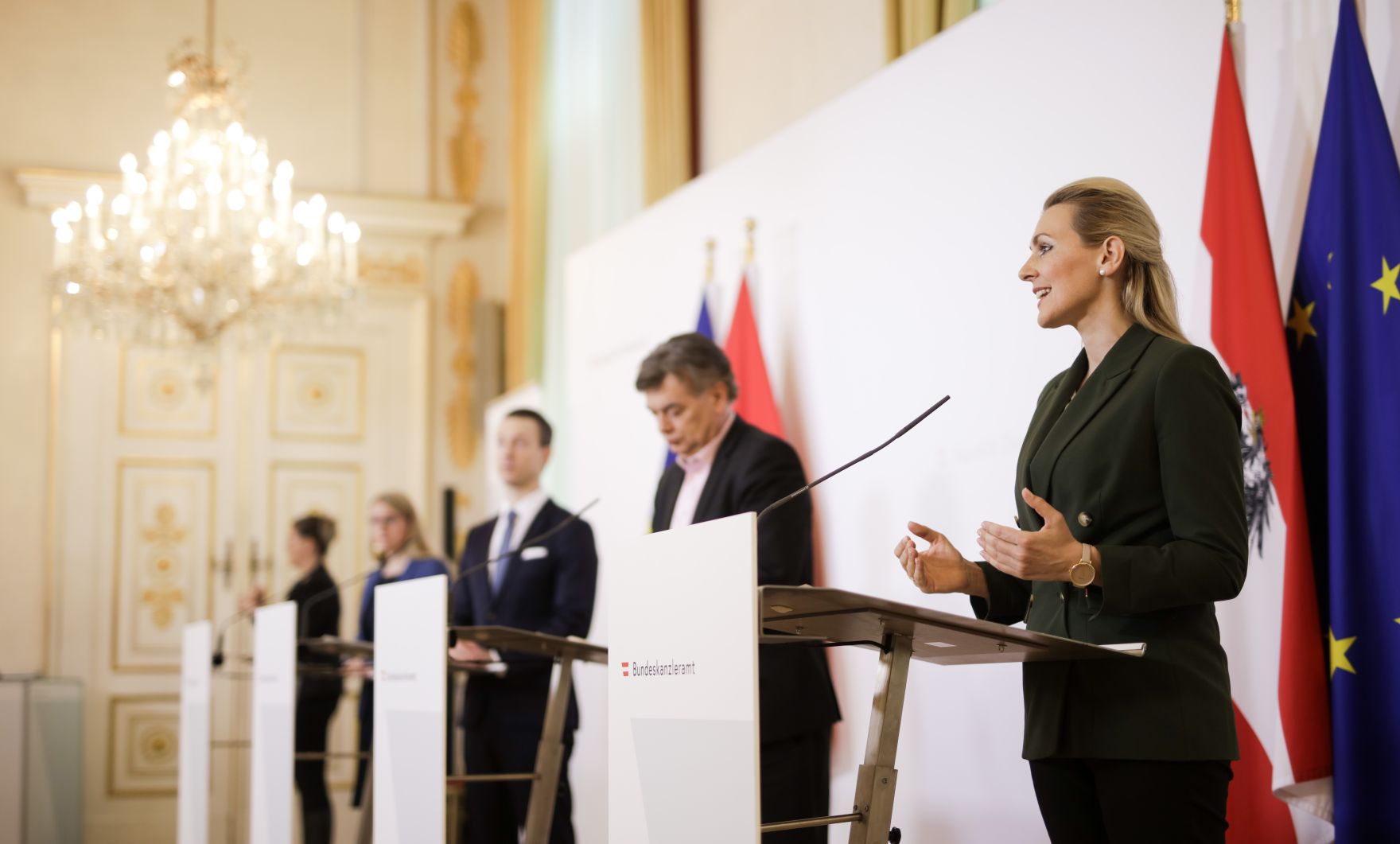 Am 1. April 2020 fand ein Pressestatement zu den Ma&szlig;nahmen gegen die Krise im Bundeskanzleramt statt. Im Bild (v.l.n.r.) Wirtschaftsministerin Margarete Schramb&ouml;ck, Finanzminister Gernot Bl&uuml;mel, Vizekanzler Werner Kogler und Bundesministerin Christine Aschbacher.