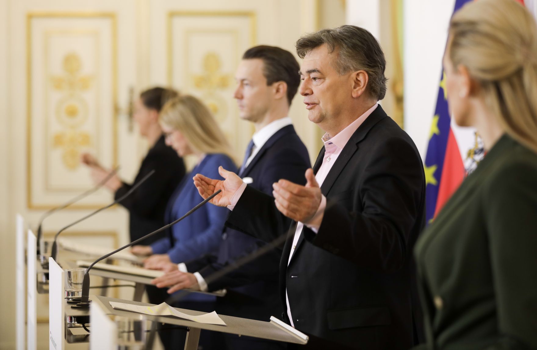 Am 1. April 2020 fand ein Pressestatement zu den Ma&szlig;nahmen gegen die Krise im Bundeskanzleramt statt. Im Bild (v.l.n.r.) Wirtschaftsministerin Margarete Schramb&ouml;ck, Finanzminister Gernot Bl&uuml;mel, Vizekanzler Werner Kogler und Bundesministerin Christine Aschbacher.