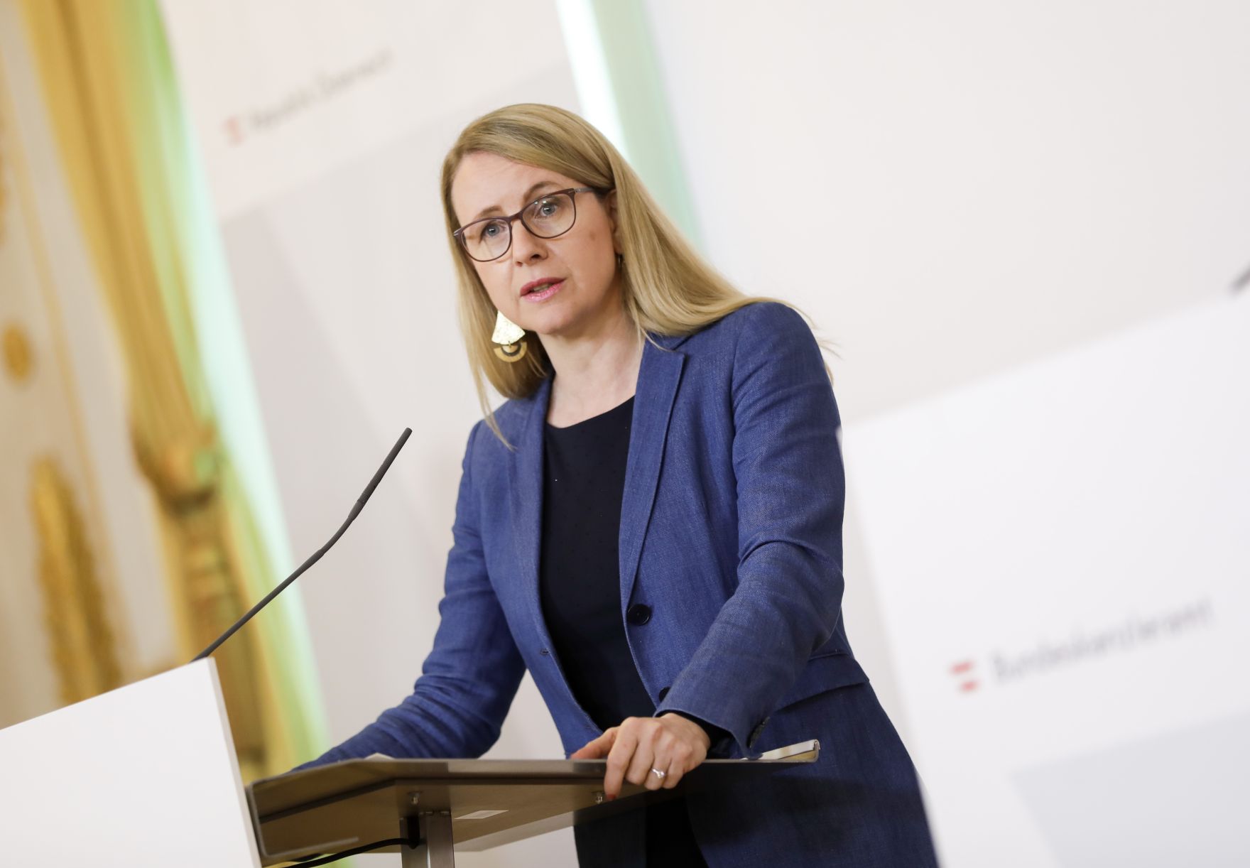 Am 1. April 2020 fand ein Pressestatement zu den Ma&szlig;nahmen gegen die Krise im Bundeskanzleramt statt. Im Bild Wirtschaftsministerin Margarete Schramb&ouml;ck.