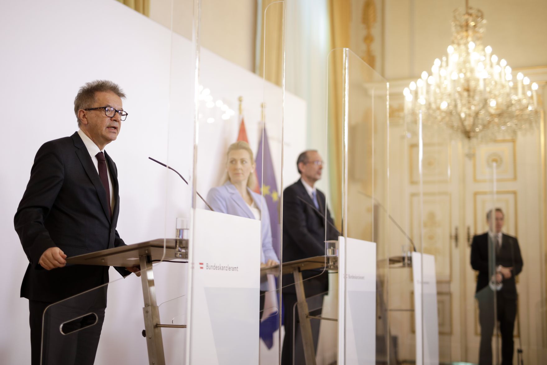 Am 9. April 2020 fand ein Pressestatement zu den Ma&szlig;nahmen gegen die Krise im Bundeskanzleramt statt. Im Bild (v.l.n.r.) Gesundheitsminister Rudolf Anschober, Bundesministerin Christine Aschbacher und Bildungsminister Heinz Fassmann.