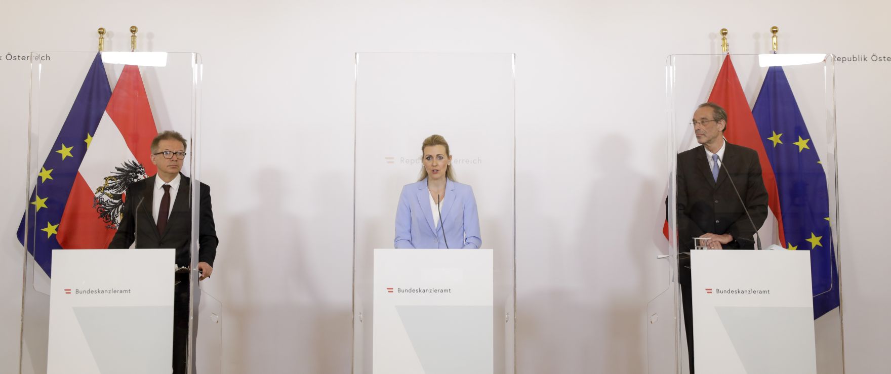 Am 9. April 2020 fand ein Pressestatement zu den Ma&szlig;nahmen gegen die Krise im Bundeskanzleramt statt. Im Bild (v.l.n.r.) Gesundheitsminister Rudolf Anschober, Bundesministerin Christine Aschbacher und Bildungsminister Heinz Fassmann.