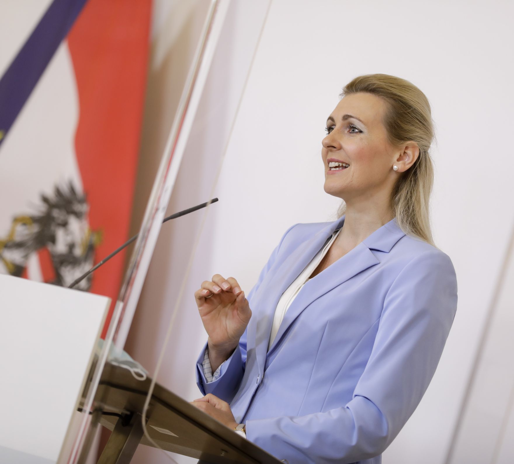 Am 9. April 2020 fand ein Pressestatement zu den Ma&szlig;nahmen gegen die Krise im Bundeskanzleramt statt. Im Bild Bundesministerin Christine Aschbacher.