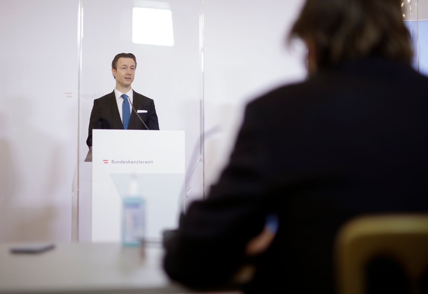 Am 30. April 2020 fand ein Pressestatement zu den Ma&szlig;nahmen gegen die Krise im Bundeskanzleramt statt. Im Bild Finanzminister Gernot Bl&uuml;mel.