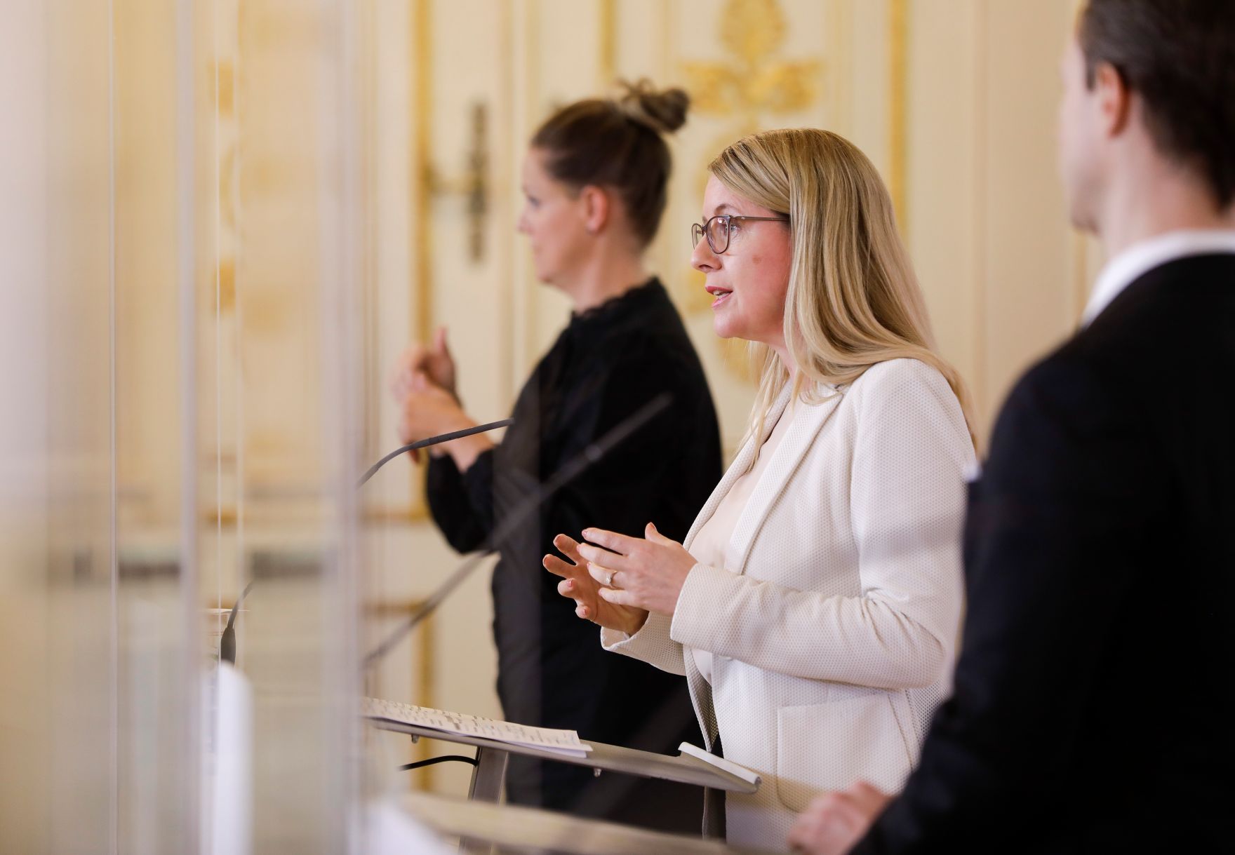 Am 30. April 2020 fand ein Pressestatement zu den Ma&szlig;nahmen gegen die Krise im Bundeskanzleramt statt. Im Bild (v.l.n.r.) Wirtschaftsministerin Margarete Schramb&ouml;ck, Finanzminister Gernot Bl&uuml;mel und Arbeitsministerin Christine Aschbacher.