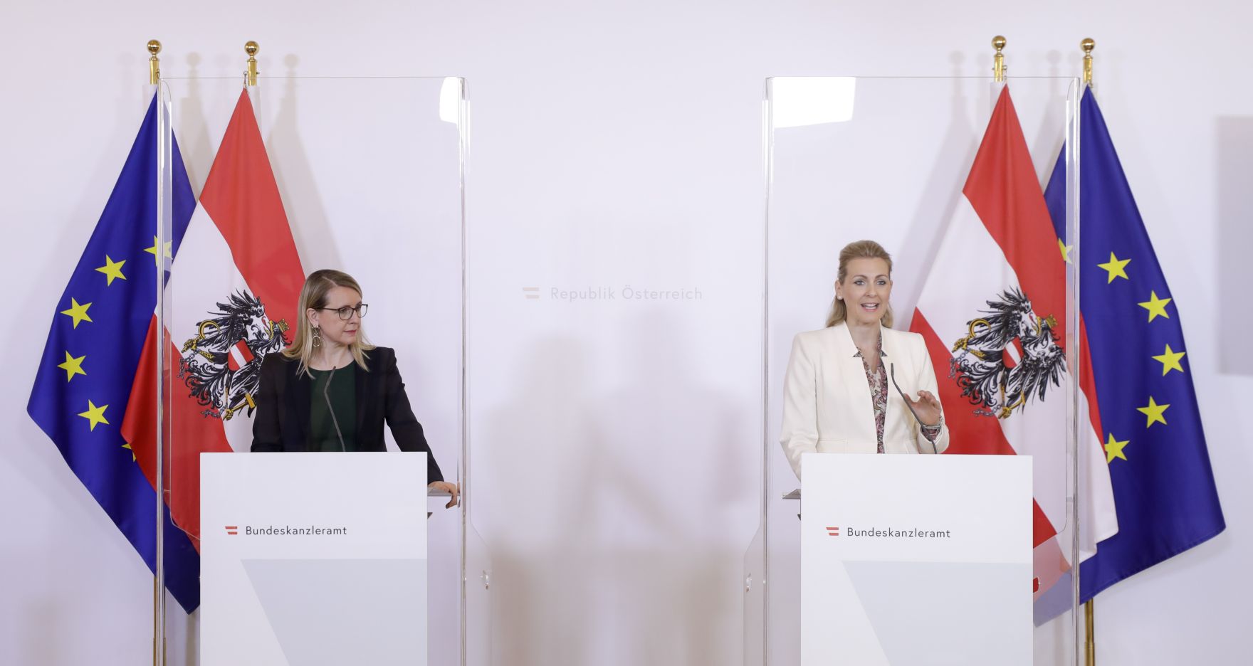 Am 12. April 2020 fand ein Pressestatement zu den Ma&szlig;nahmen gegen die Krise im Bundeskanzleramt statt. Im Bild Wirtschaftsministerin Margarete Schramb&ouml;ck (l.) und Arbeitsministerin Christine Aschbacher (r.).