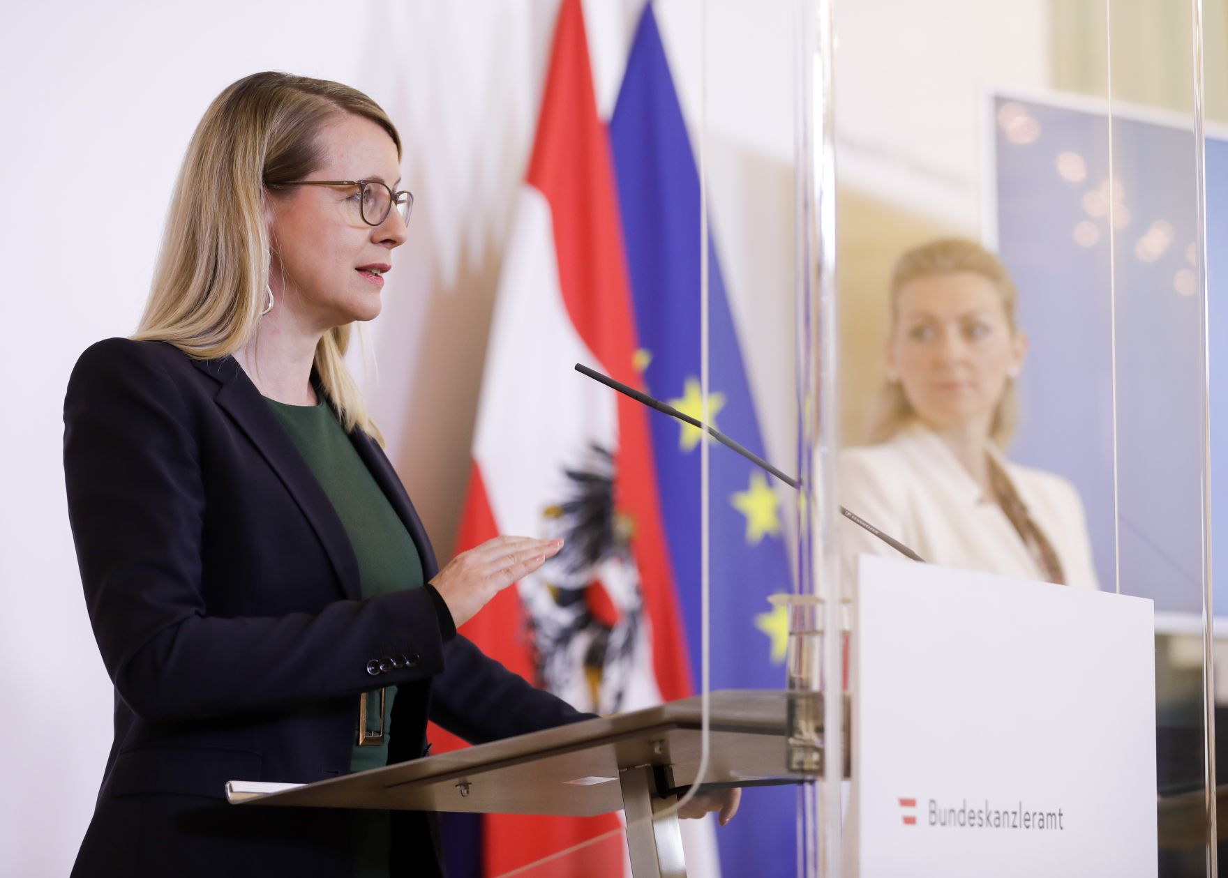 Am 12. April 2020 fand ein Pressestatement zu den Ma&szlig;nahmen gegen die Krise im Bundeskanzleramt statt. Im Bild Wirtschaftsministerin Margarete Schramb&ouml;ck (l.) und Arbeitsministerin Christine Aschbacher (r.).