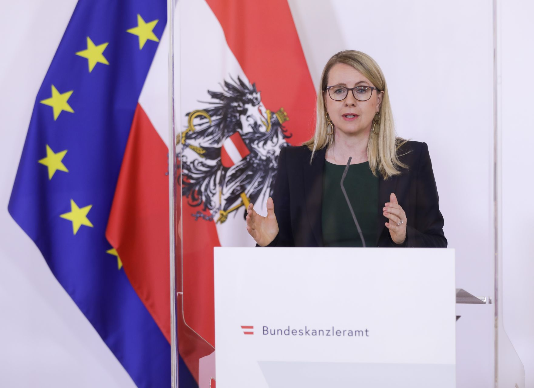 Am 12. April 2020 fand ein Pressestatement zu den Ma&szlig;nahmen gegen die Krise im Bundeskanzleramt statt. Im Bild Wirtschaftsministerin Margarete Schramb&ouml;ck.