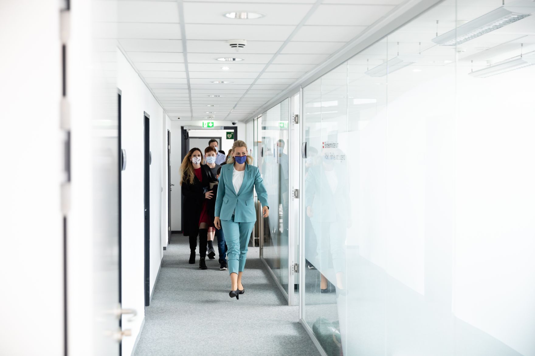 Am 14. Mai 2020 empfing Bundesministerin Christine Aschbacher (r.) Familien zu einem Gespr&auml;ch.