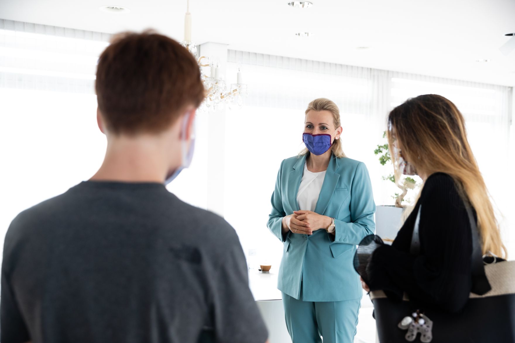 Am 14. Mai 2020 empfing Bundesministerin Christine Aschbacher (m.) Familien zu einem Gespr&auml;ch.