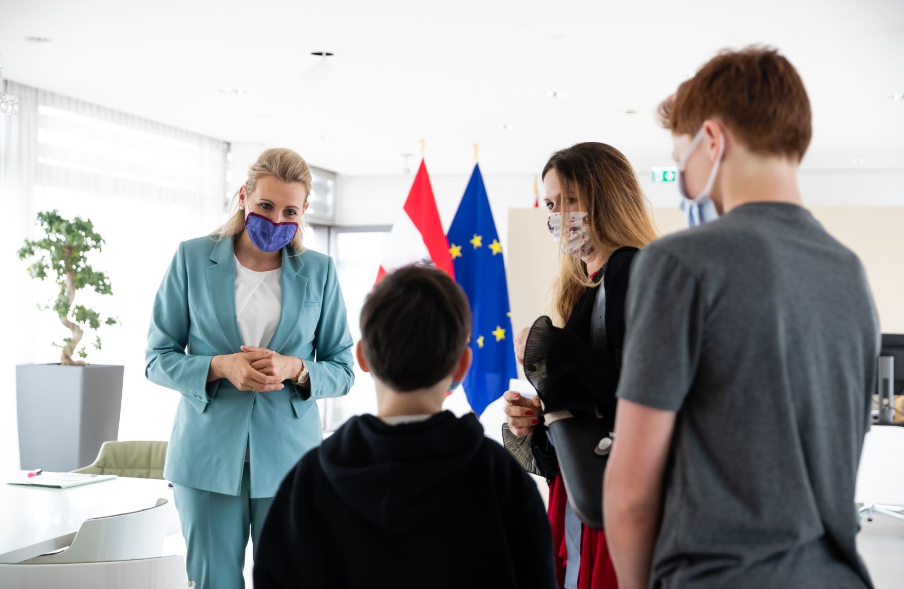 Am 14. Mai 2020 empfing Bundesministerin Christine Aschbacher (l.) Familien zu einem Gespr&auml;ch.