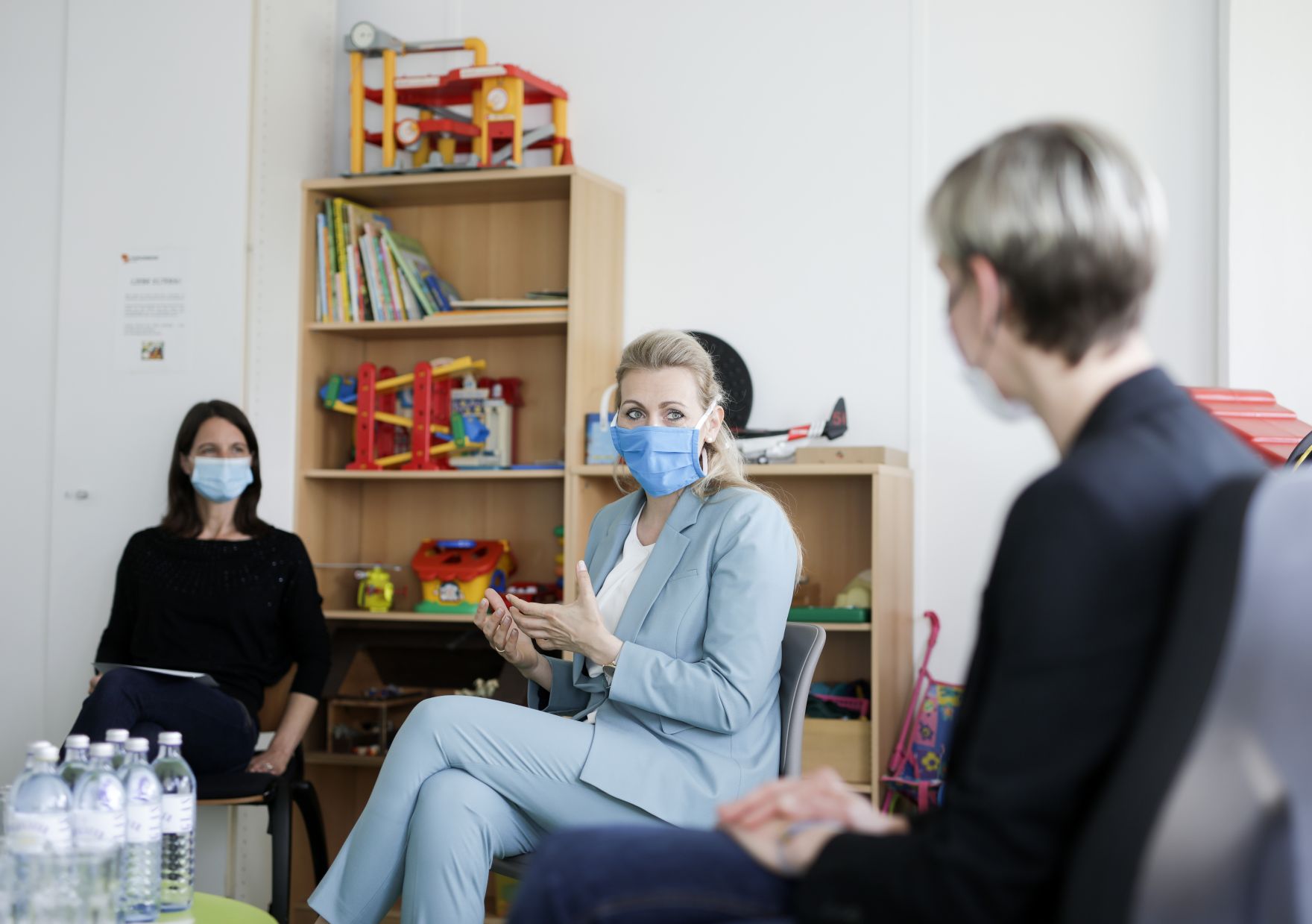 Am 14. Mai 2020 besuchte Bundesministerin Christine Aschbacher (m.) die Familienberatungsstelle des Wiener Familienbundes.