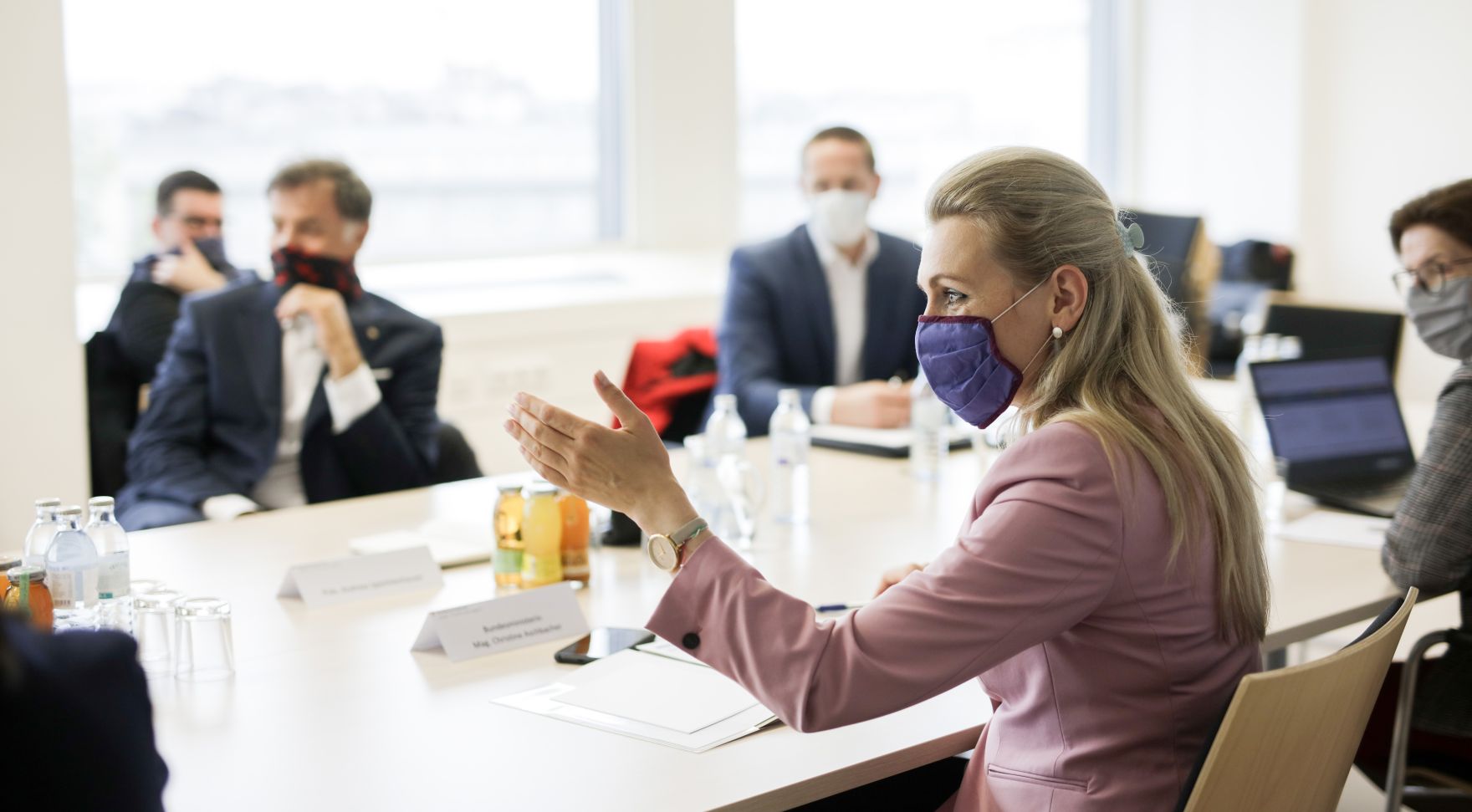 Am 15. Mai 2020 empfing Bundesministerin Christine Aschbacher Arbeitsmedizinerinnen und Mediziner zu einer Gespr&auml;chsrunde.