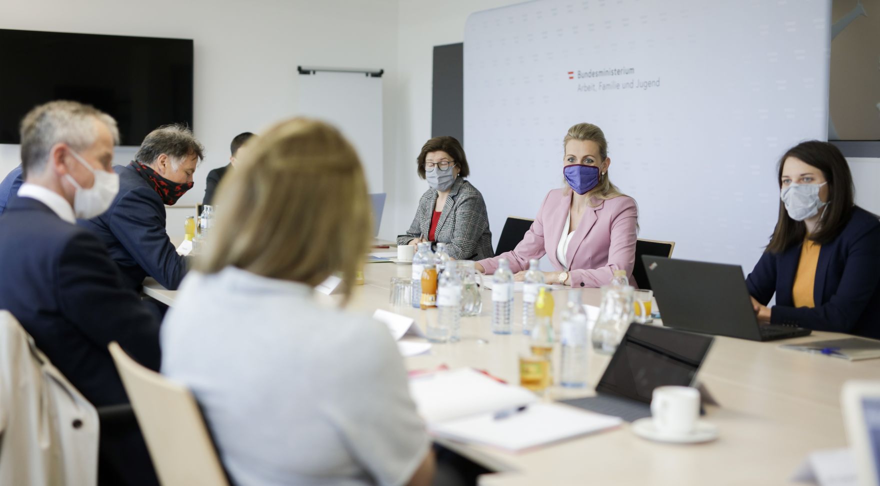 Am 15. Mai 2020 empfing Bundesministerin Christine Aschbacher Arbeitsmedizinerinnen und Mediziner zu einer Gespr&auml;chsrunde.