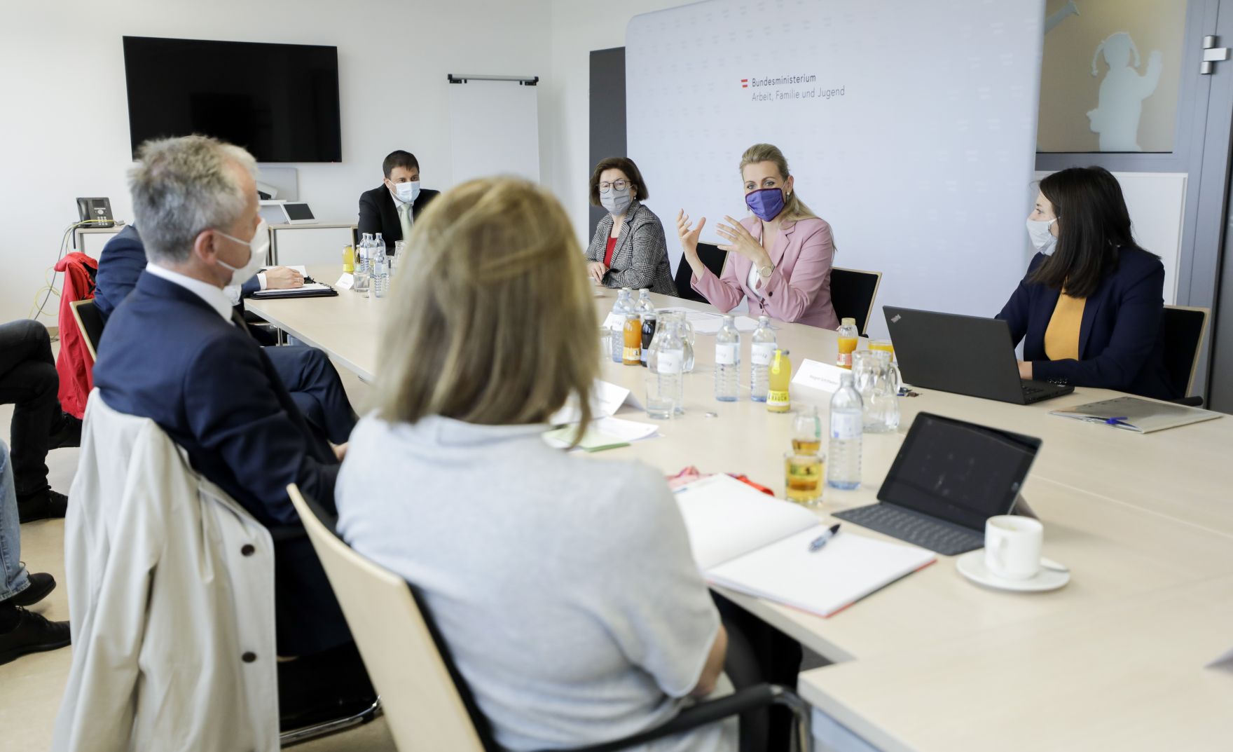 Am 15. Mai 2020 empfing Bundesministerin Christine Aschbacher Arbeitsmedizinerinnen und Mediziner zu einer Gespr&auml;chsrunde.