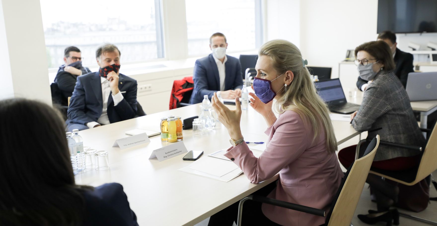 Am 15. Mai 2020 empfing Bundesministerin Christine Aschbacher Arbeitsmedizinerinnen und Mediziner zu einer Gespr&auml;chsrunde.